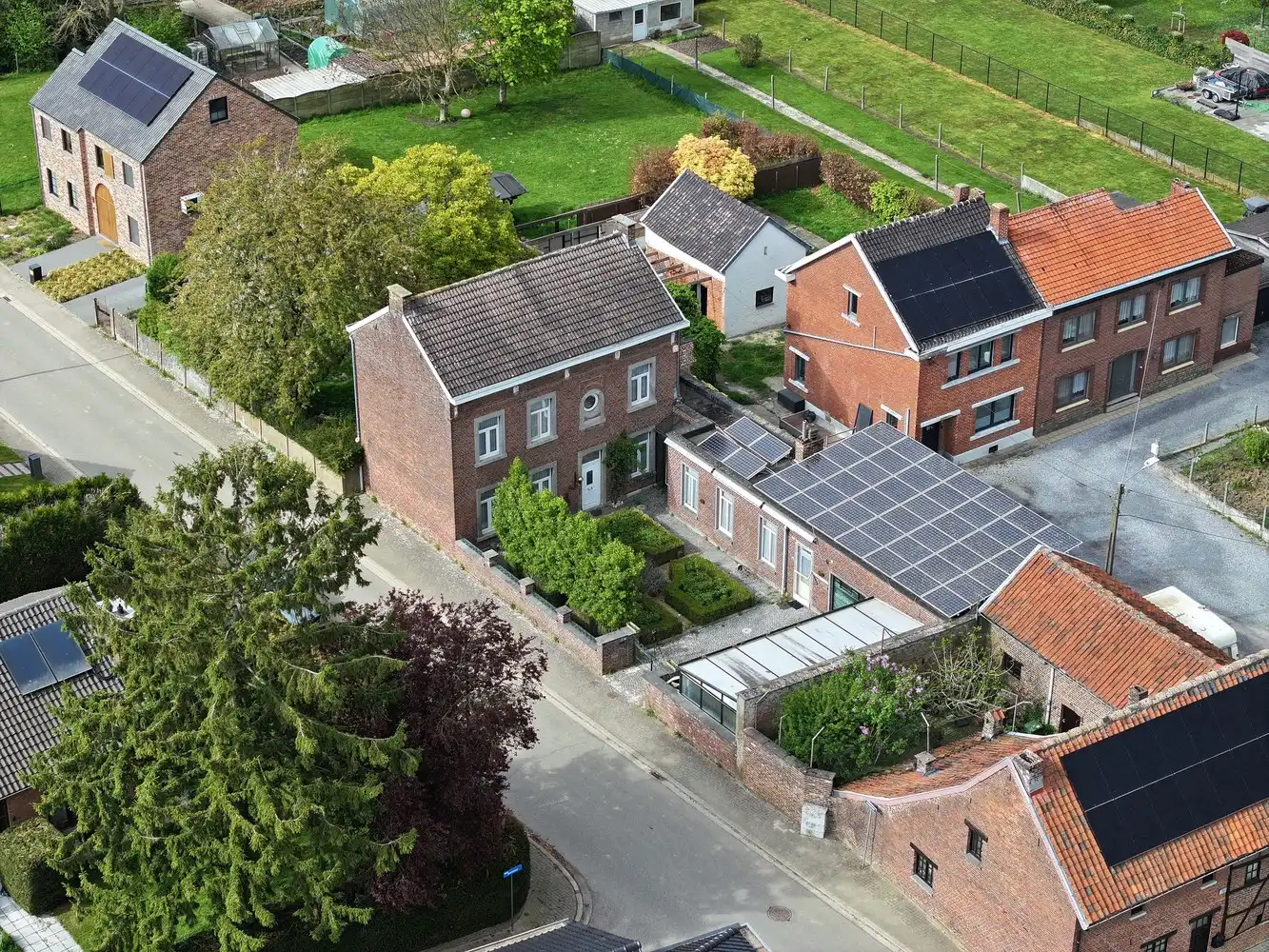 Karaktervol herenhuis met binnenkoer op ruim perceel in Vreren (Tongeren-Borgloon) foto 2