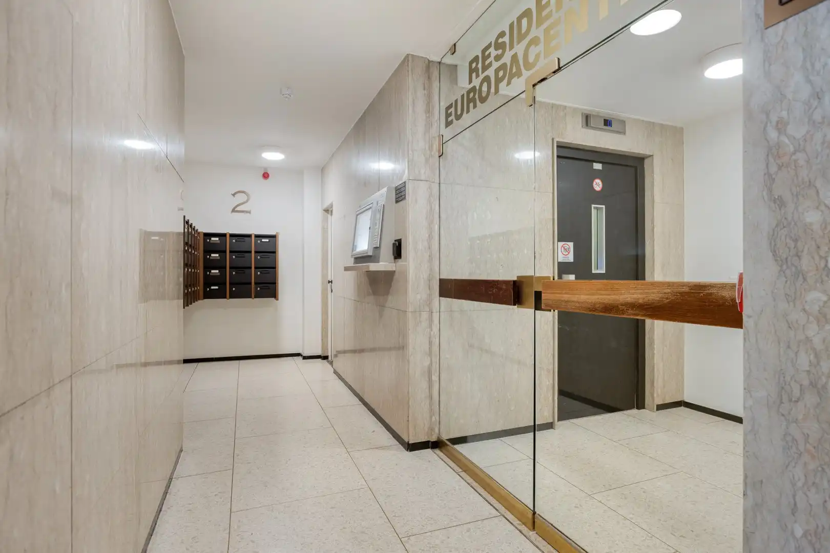 Prachtig 2-slaapkamer appartement met zijdelings zeezicht gelegen in de iconische Europagalerij in het centrum van Oostende. foto 17