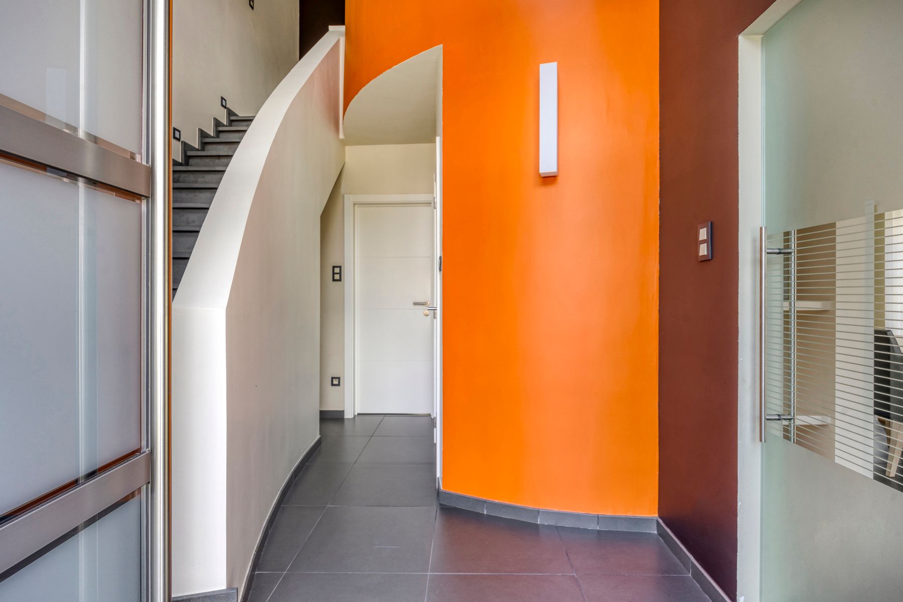 Instapklare HOB met 2 slaapkamers, garage en tuin! foto 3