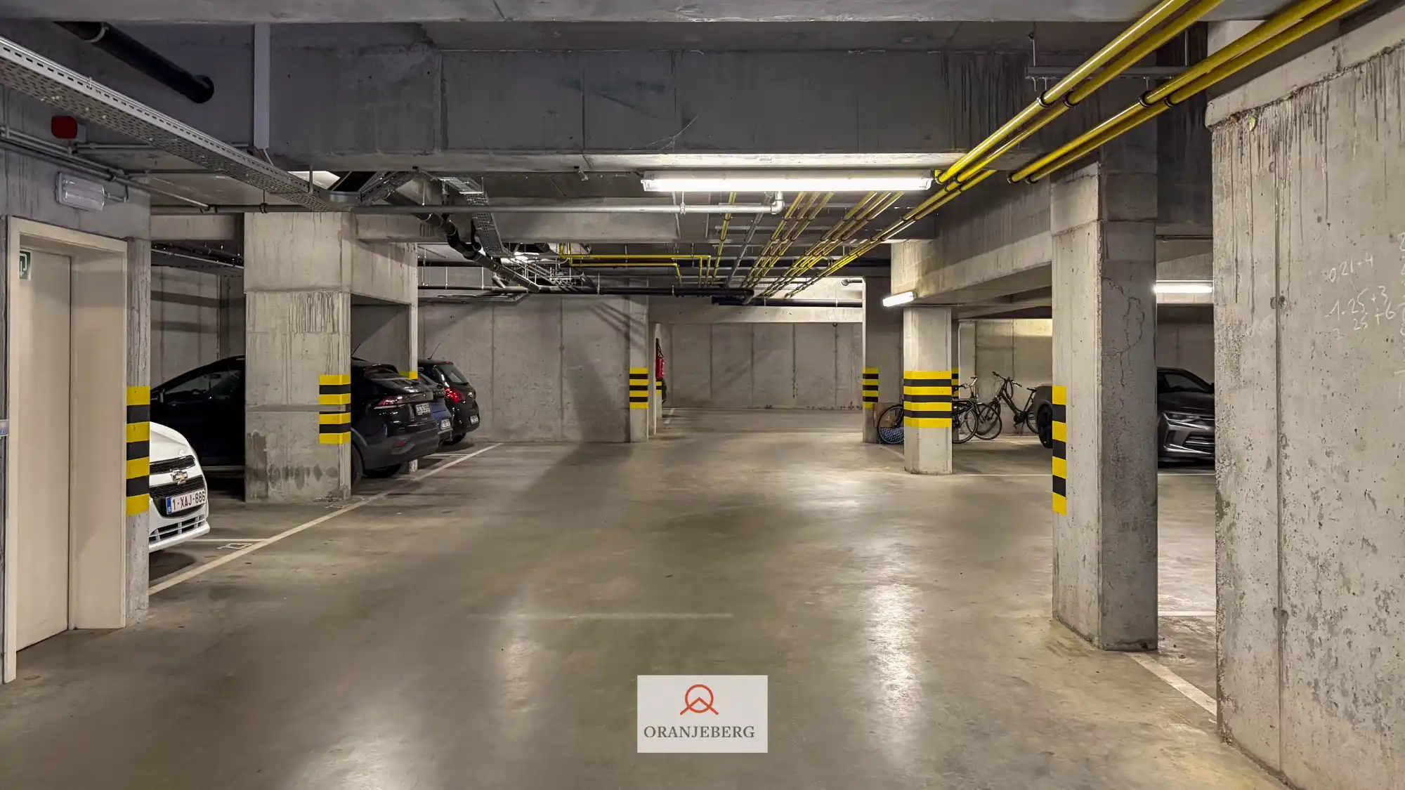 Nieuwbouw autostaanplaats te huur in afgesloten parkeergarage nabij Gent centrum foto {{pictureIndex}}