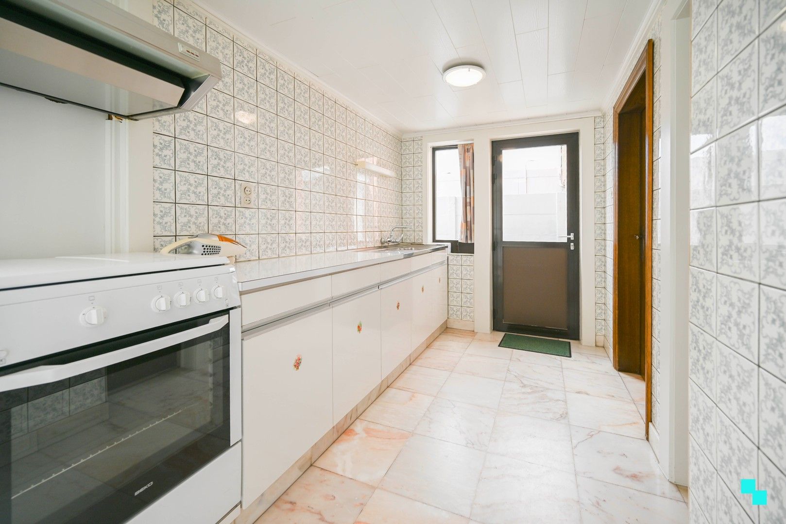 Ruime woning met garage in het centrum van Meulebeke foto 9