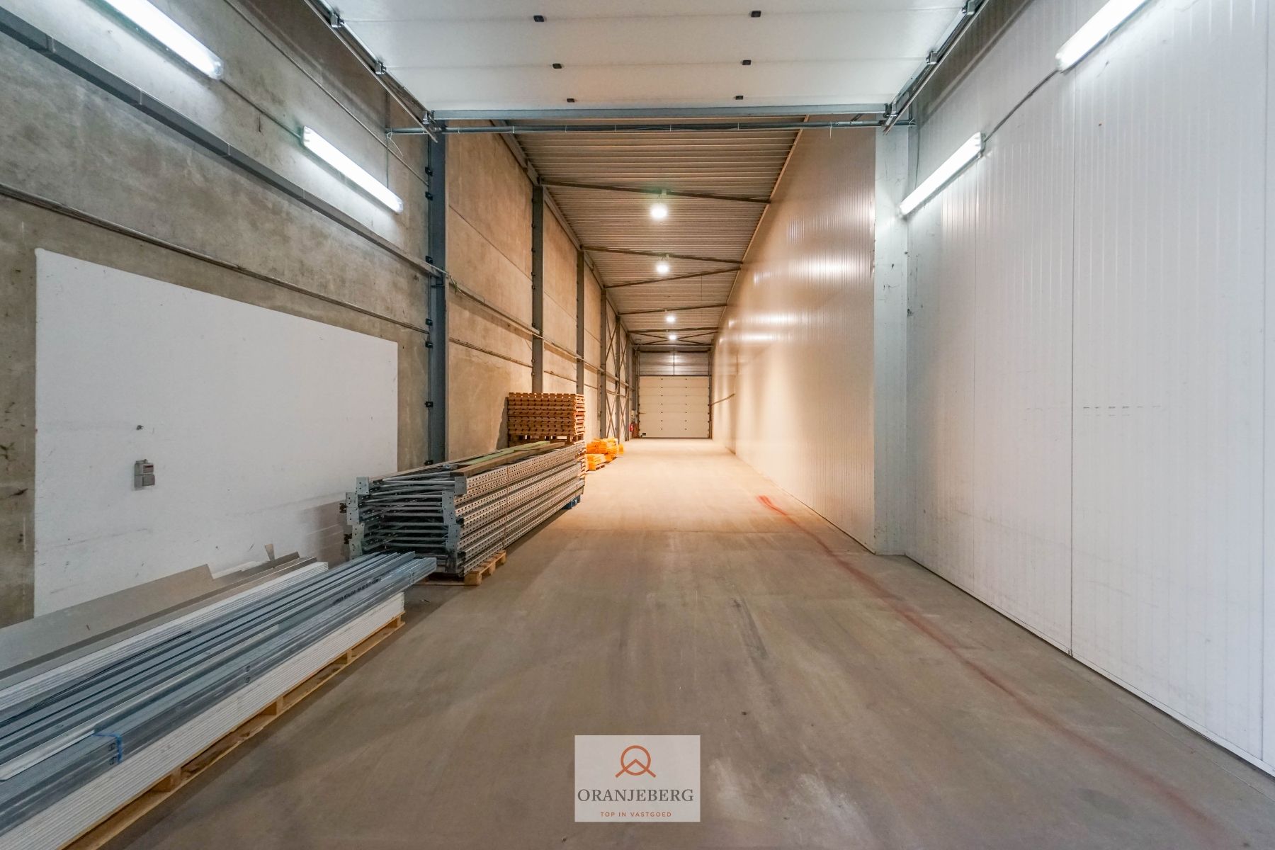 Groot magazijn (221m²) Te Huur met hoge bereikbaarheid vlakbij R4 foto 3