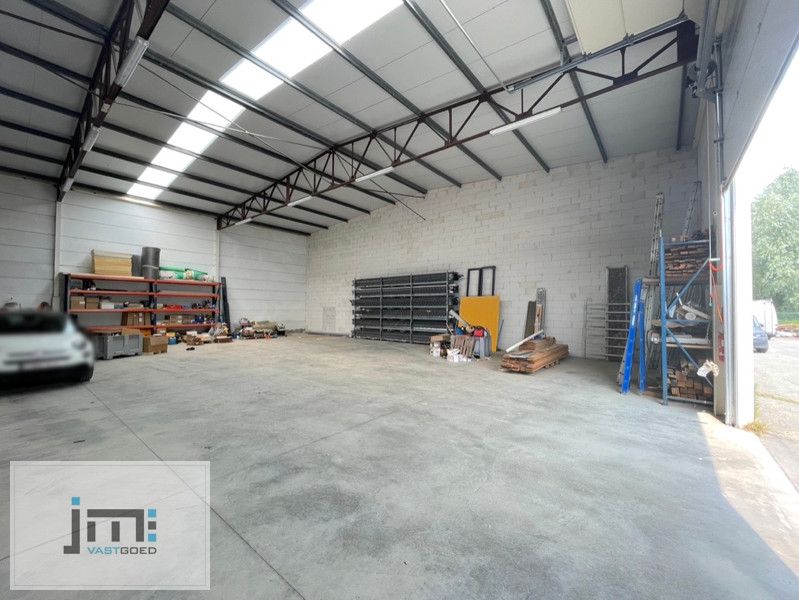 Bedrijfshal foto {{pictureIndex}}