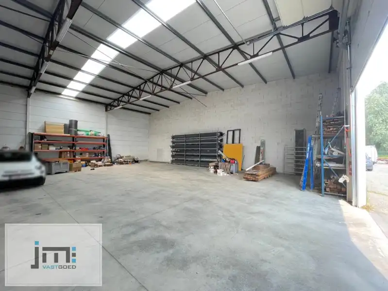 Bedrijfshal foto {{pictureIndex}}