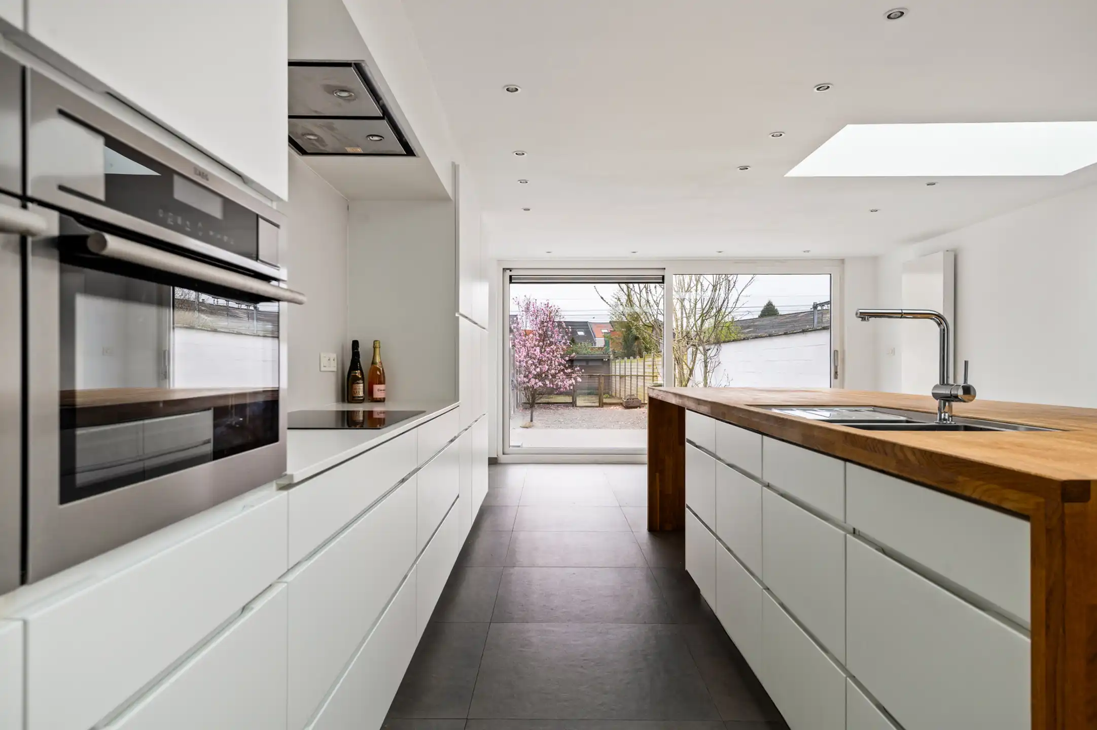 Knap gerenoveerde woning met zonninge tuin nabij het centrum foto {{pictureIndex}}