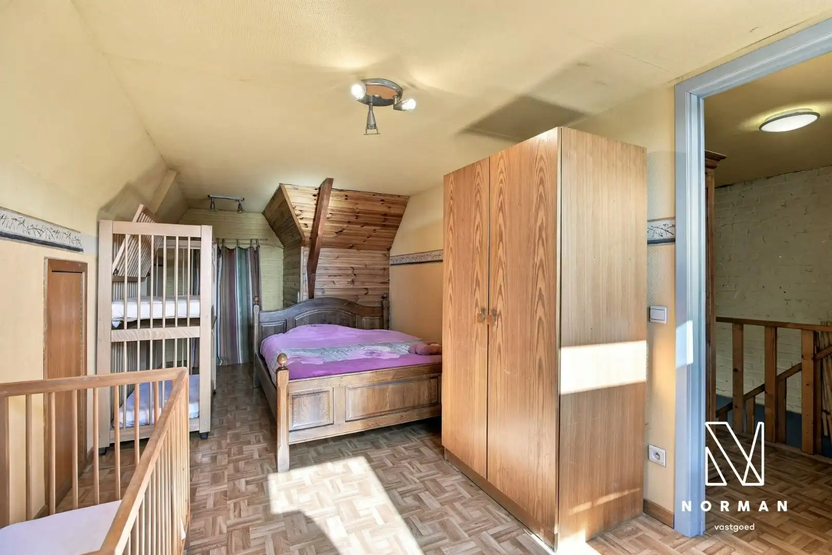 Stevige woning met 5 slaapkamers en praktijkruimte met parkeerplaats op commerciële ligging foto 19