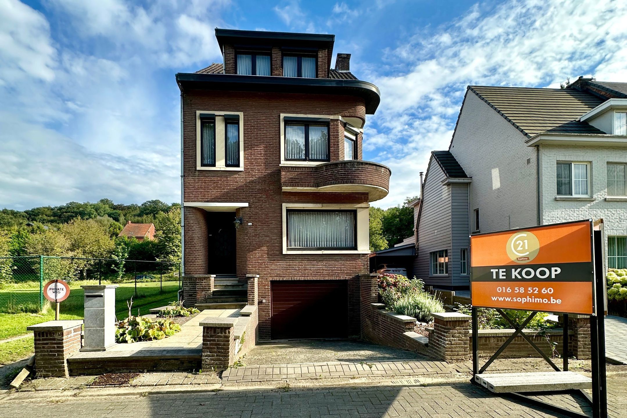 Te renoveren, ruime woning met mooie tuin foto 1