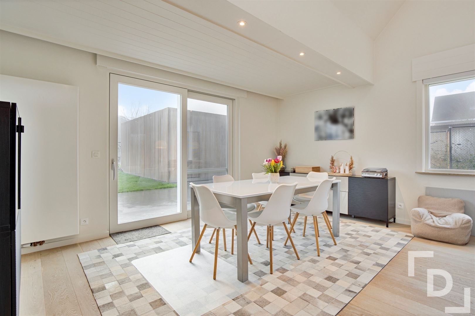 Prachtige villa aan de stadsrand foto 14
