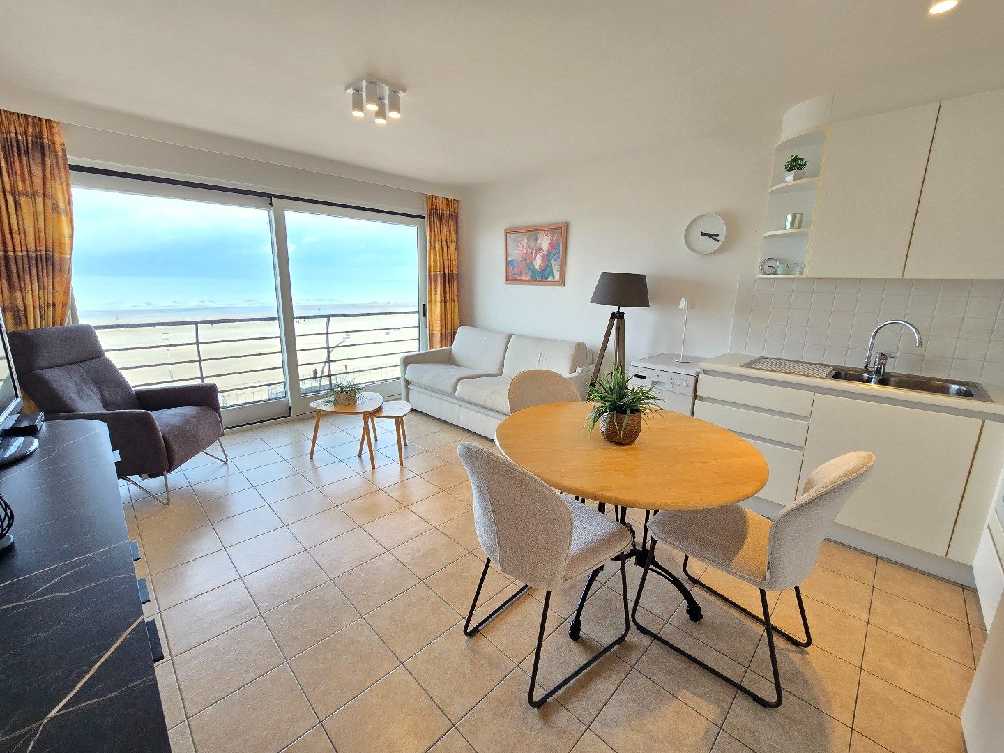 Studio met slaaphoek en frontaal zeezicht foto 3