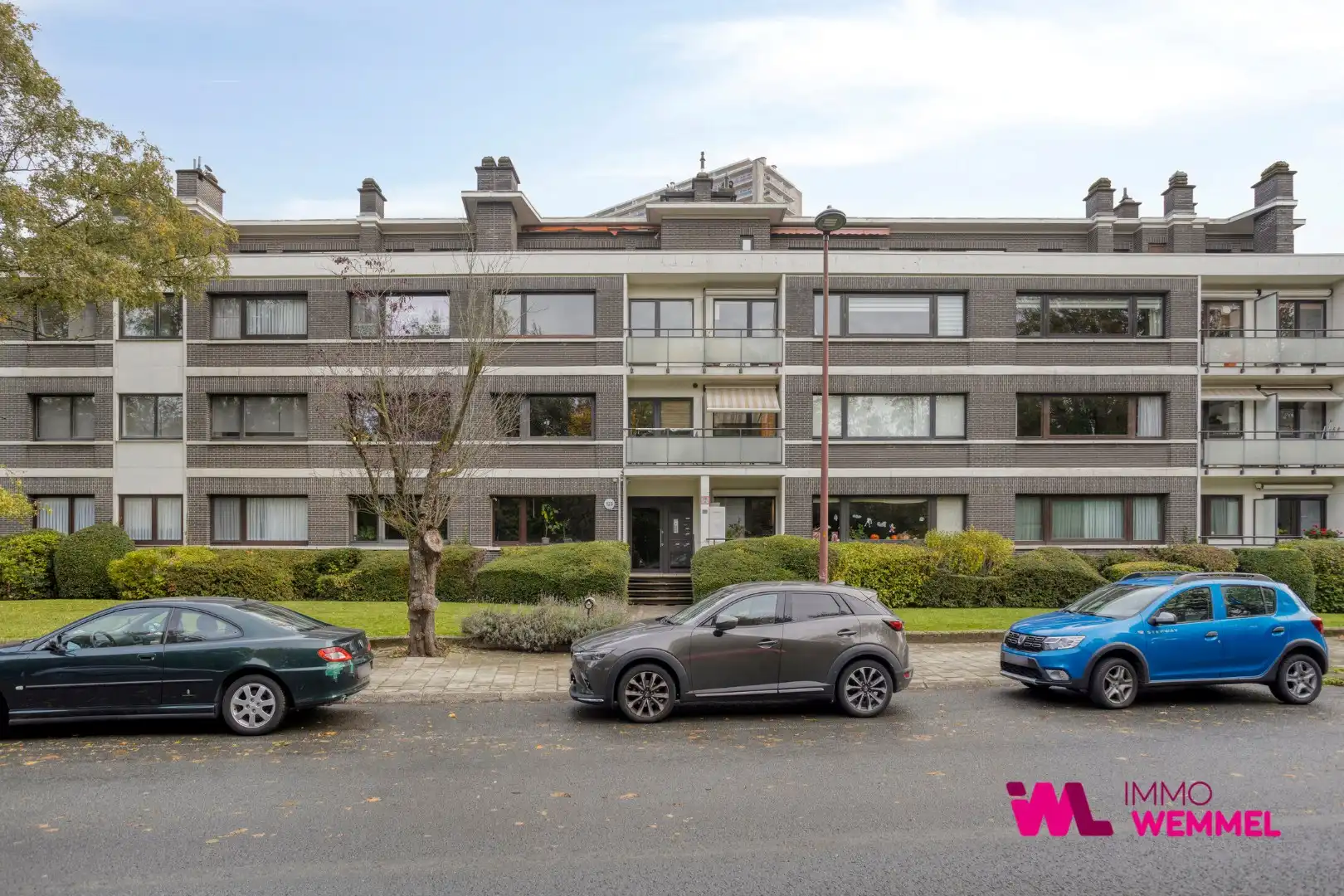 Rustig gelegen appartement met 2 terrassen, 2 slaapkamers, lift en kelder. Goed onderhouden gebouw, te renoveren naar eigen smaak. Optionele garage (€ 30.000).  foto {{pictureIndex}}