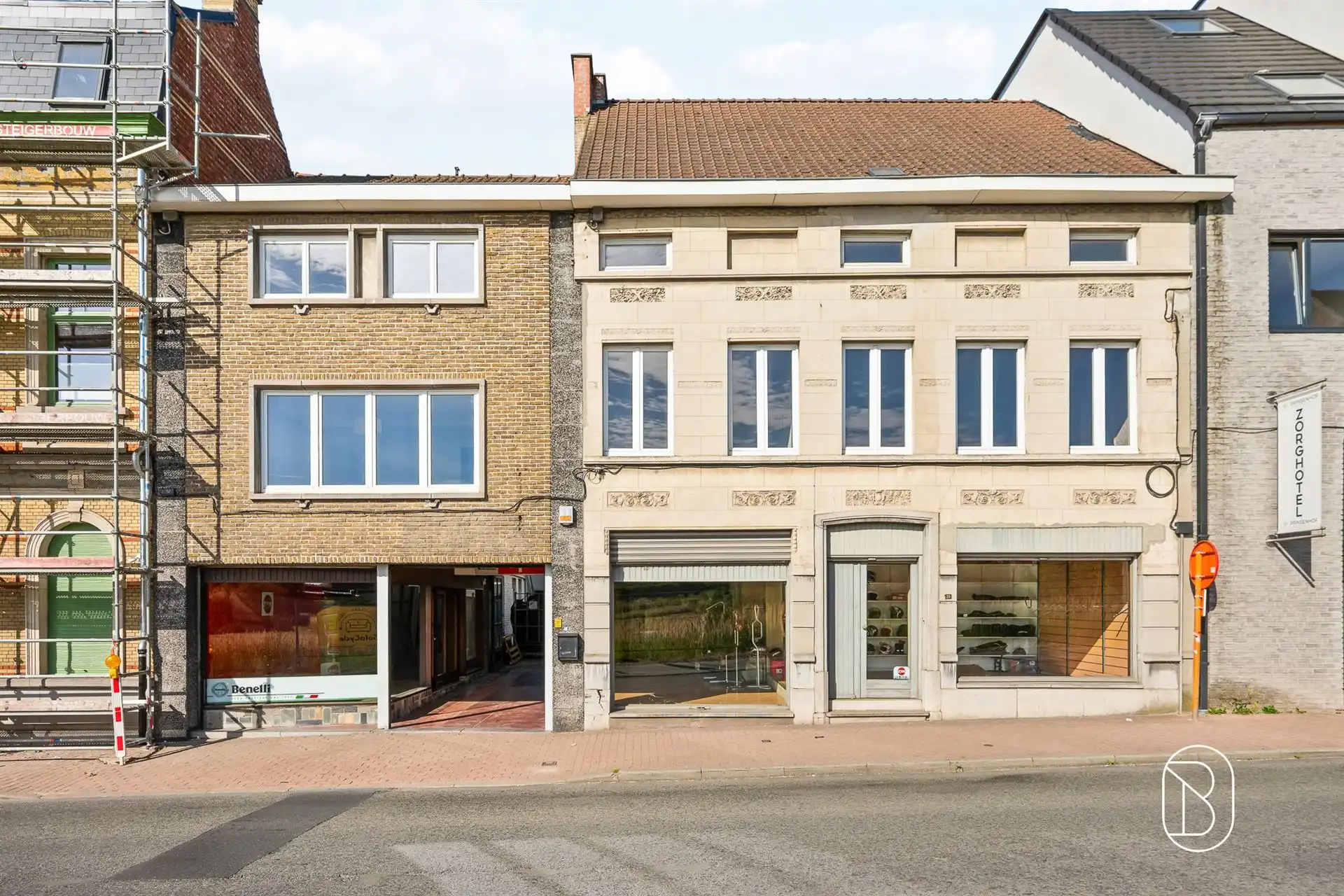 Commercieel gelegen winkel, woonst, magazijn en bouwgrond foto 2