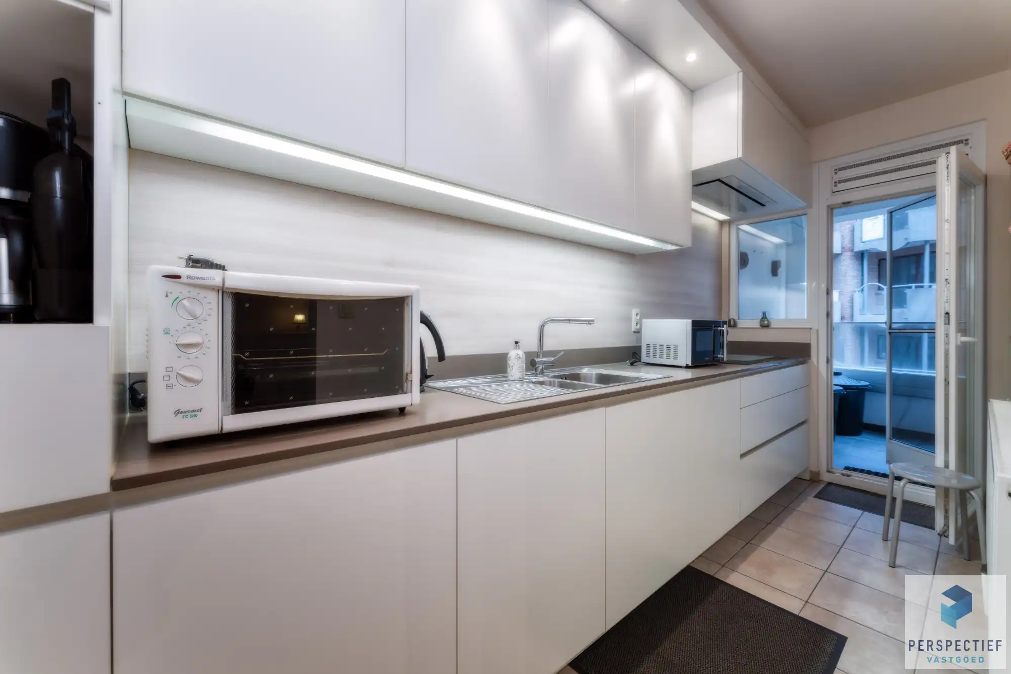 Goed gelegen ruim vernieuwd 2 slaapkamer appartement met grote berging en autostaanplaats foto 8