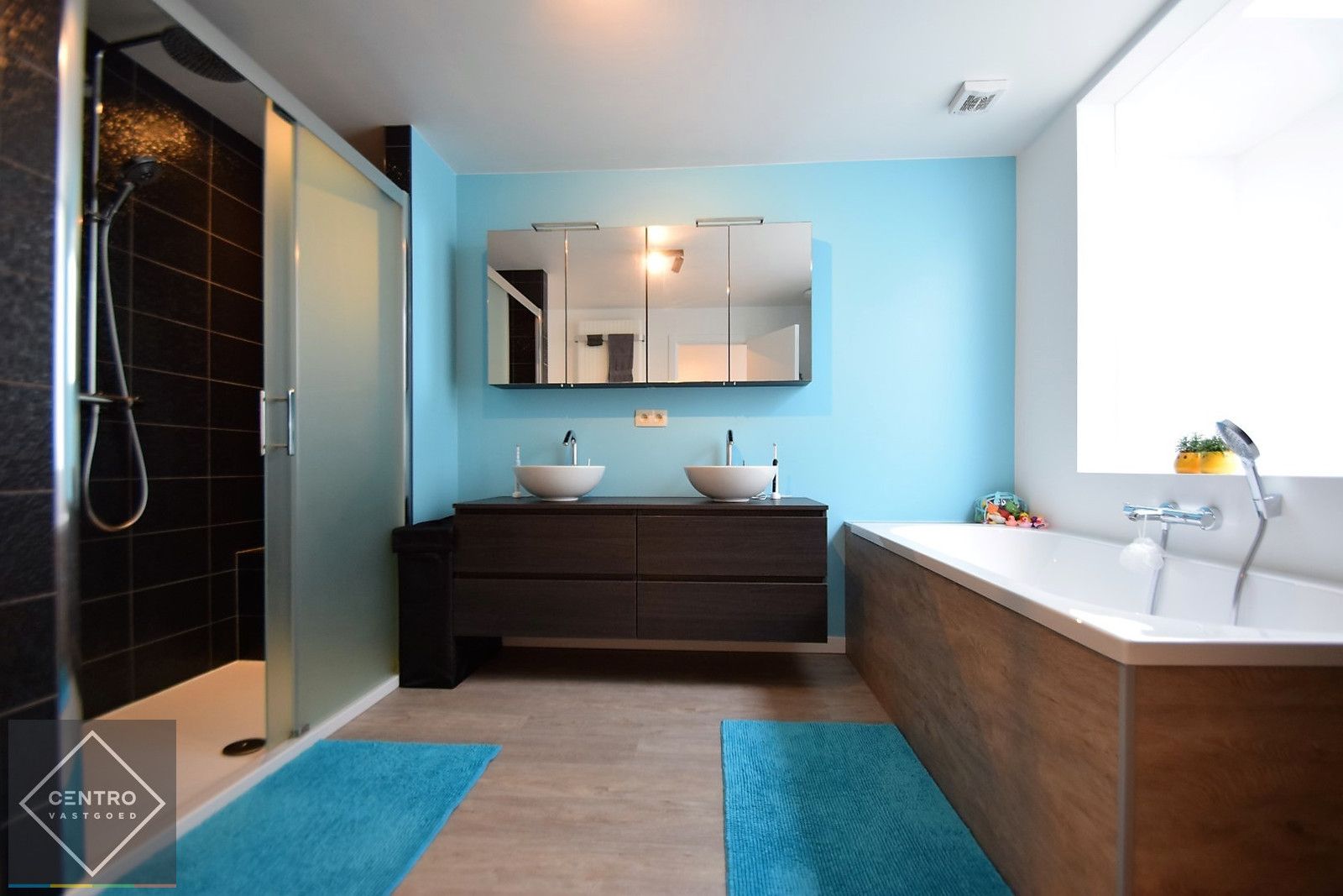 Volledig gerenoveerde woning met 3 slpks en leuke tuin! foto 14