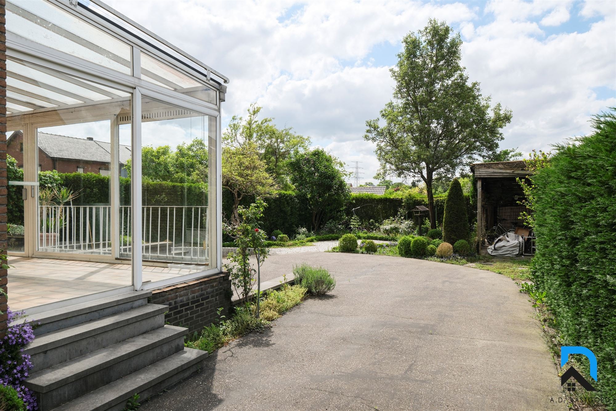 Halfopen bebouwing met tuin op toplocatie foto 3
