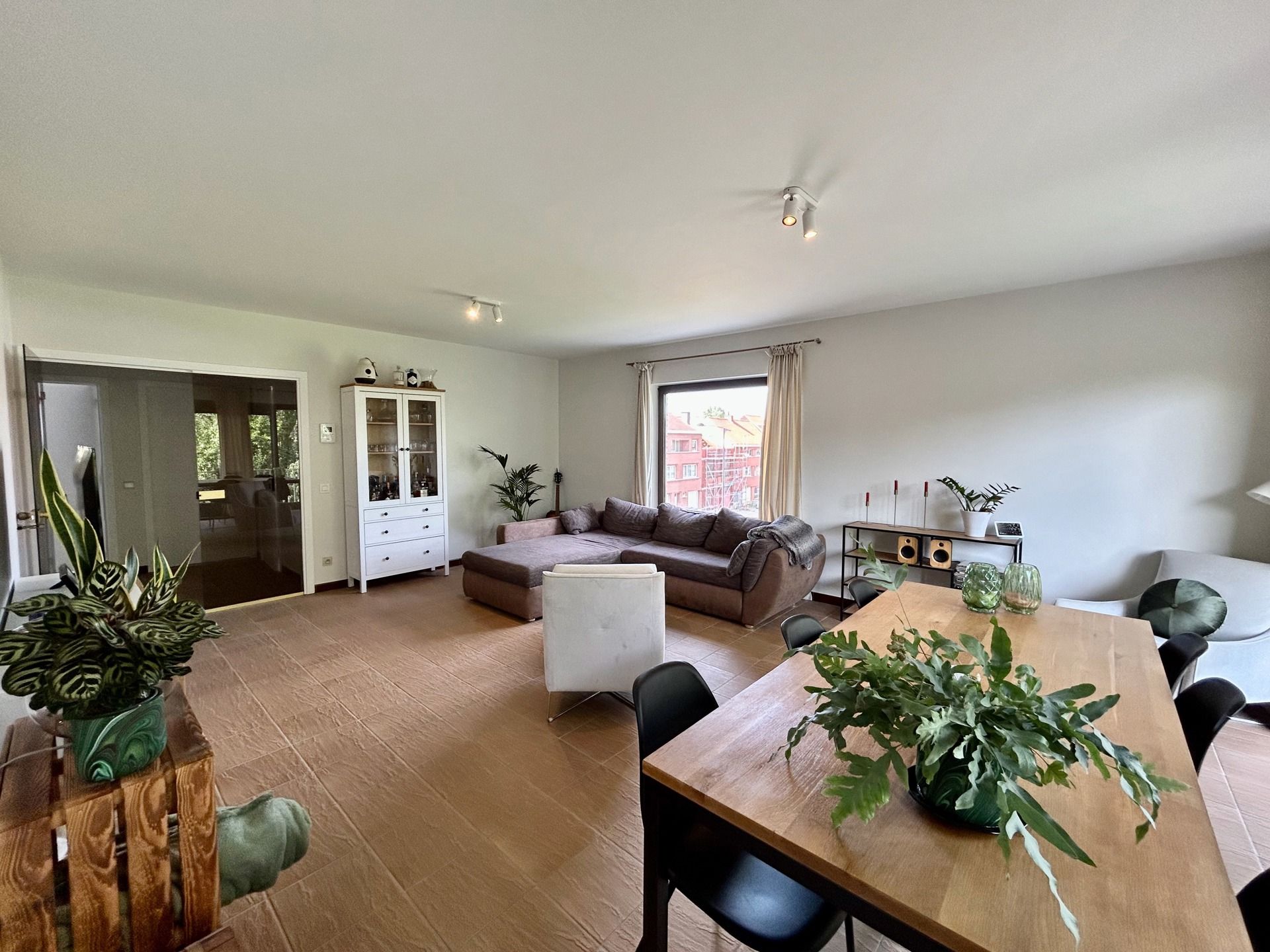 Ruim appartement met terras & garage. foto 3