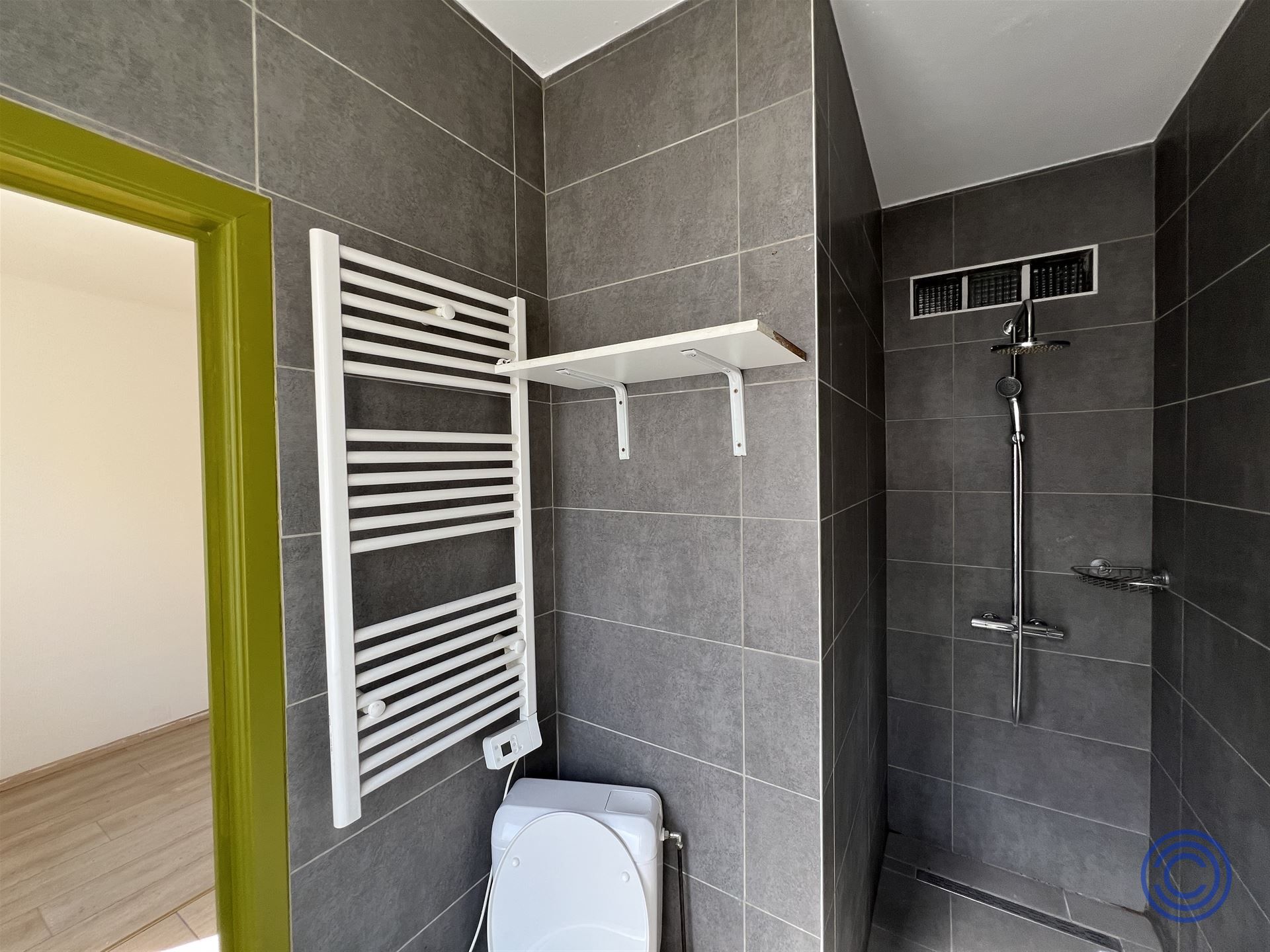 Vergund appartementsgebouw met garages! foto 9