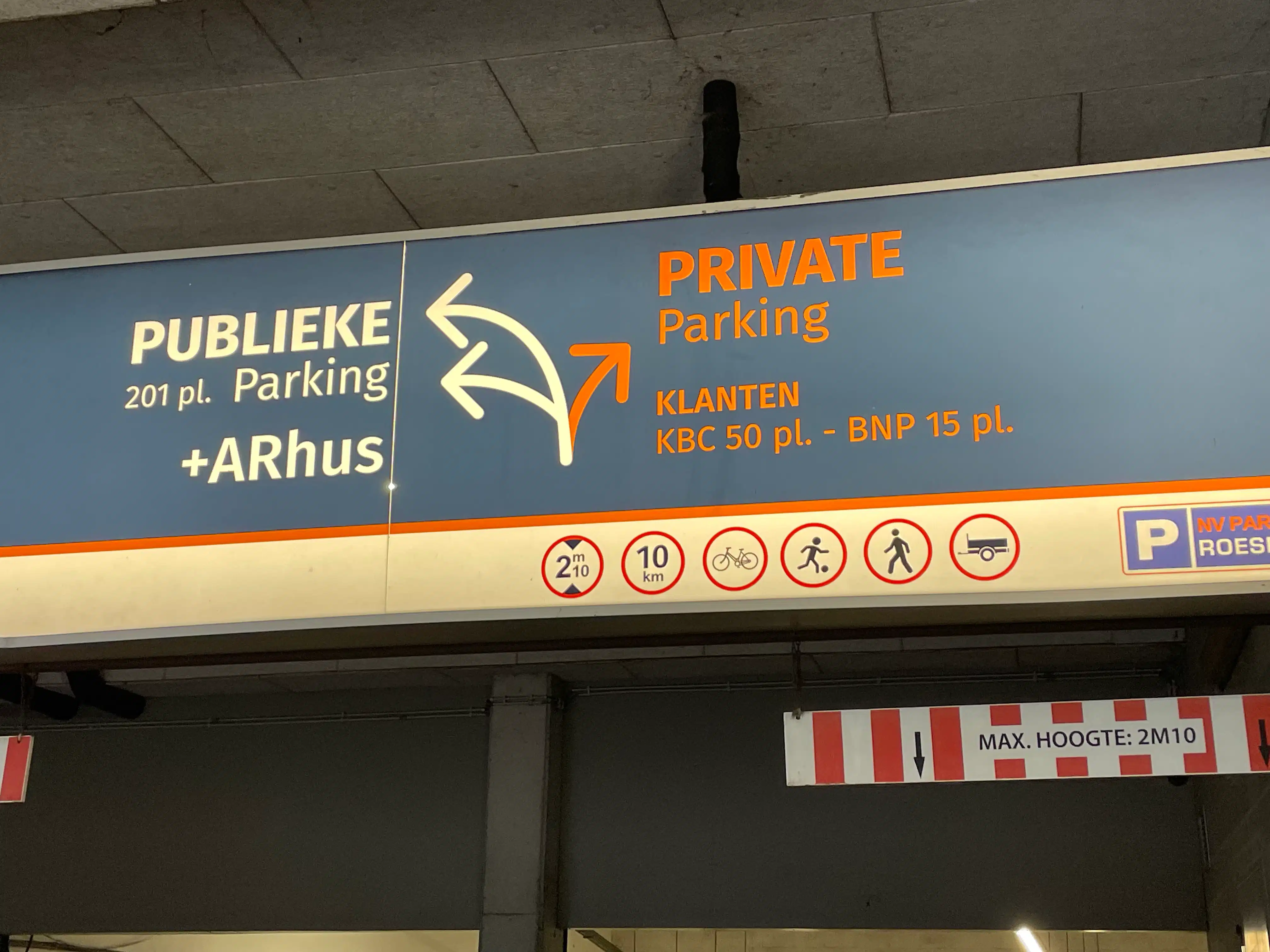 AUTOSTANDPLAATS 'De Munt' foto {{pictureIndex}}