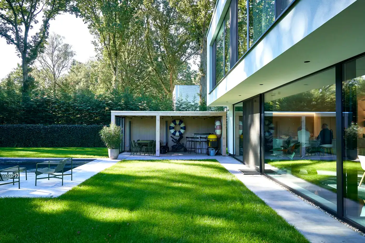Moderne gezinswoning met ruime tuin, carport en drie slaapkamers en 2 badkamers in het hart van ’s Gravenwezel foto 2