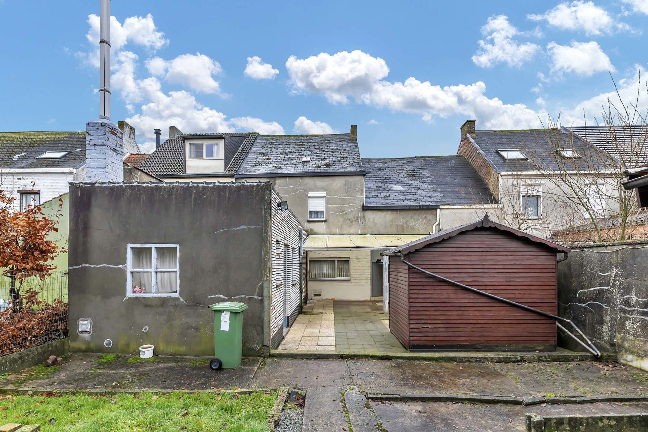 Ruime te renoveren woning met garage en veel potentieel foto 26