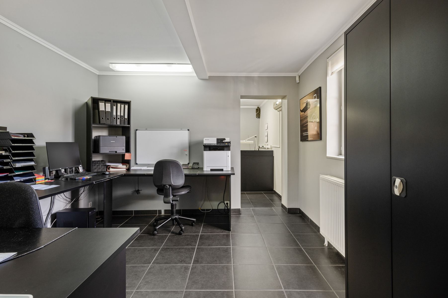 Gerenoveerde hoevewoning met praktijk en paardenstallen.  foto 33