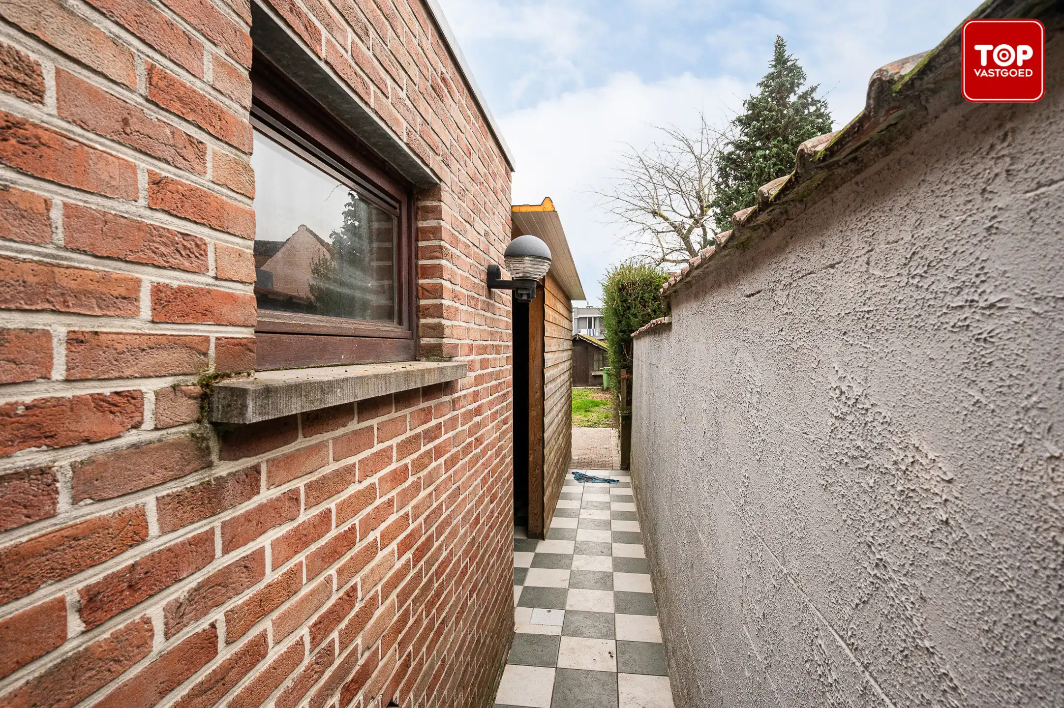 Te renoveren woning met 4 slaapkamers en leuke stadstuin. foto 24