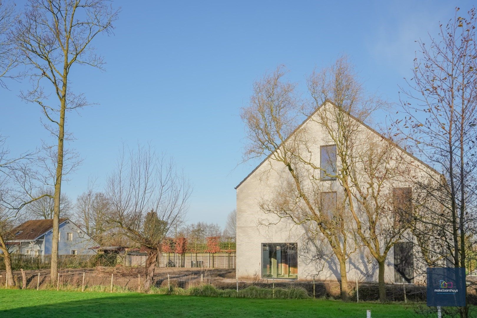 Zeer ruime halfopen casco villawoning met mooie tuin en garage foto 35
