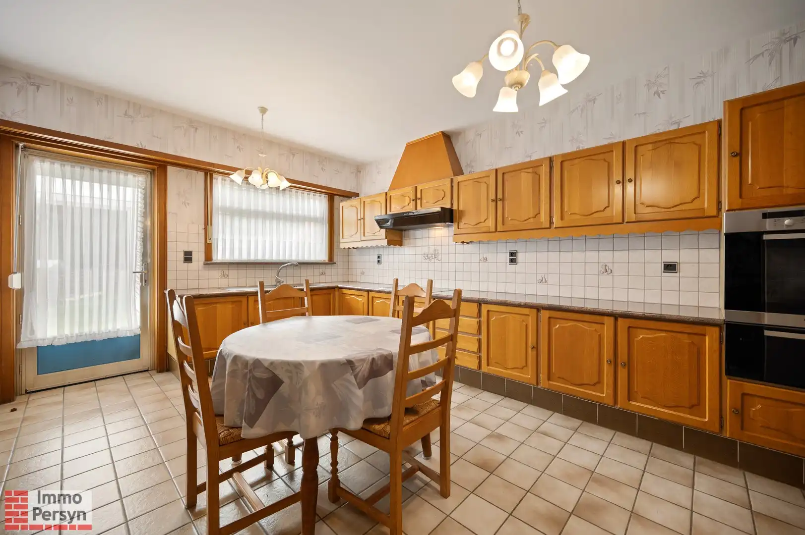 Vrijstaande bungalow met bijgebouw op een riant perceel foto 7