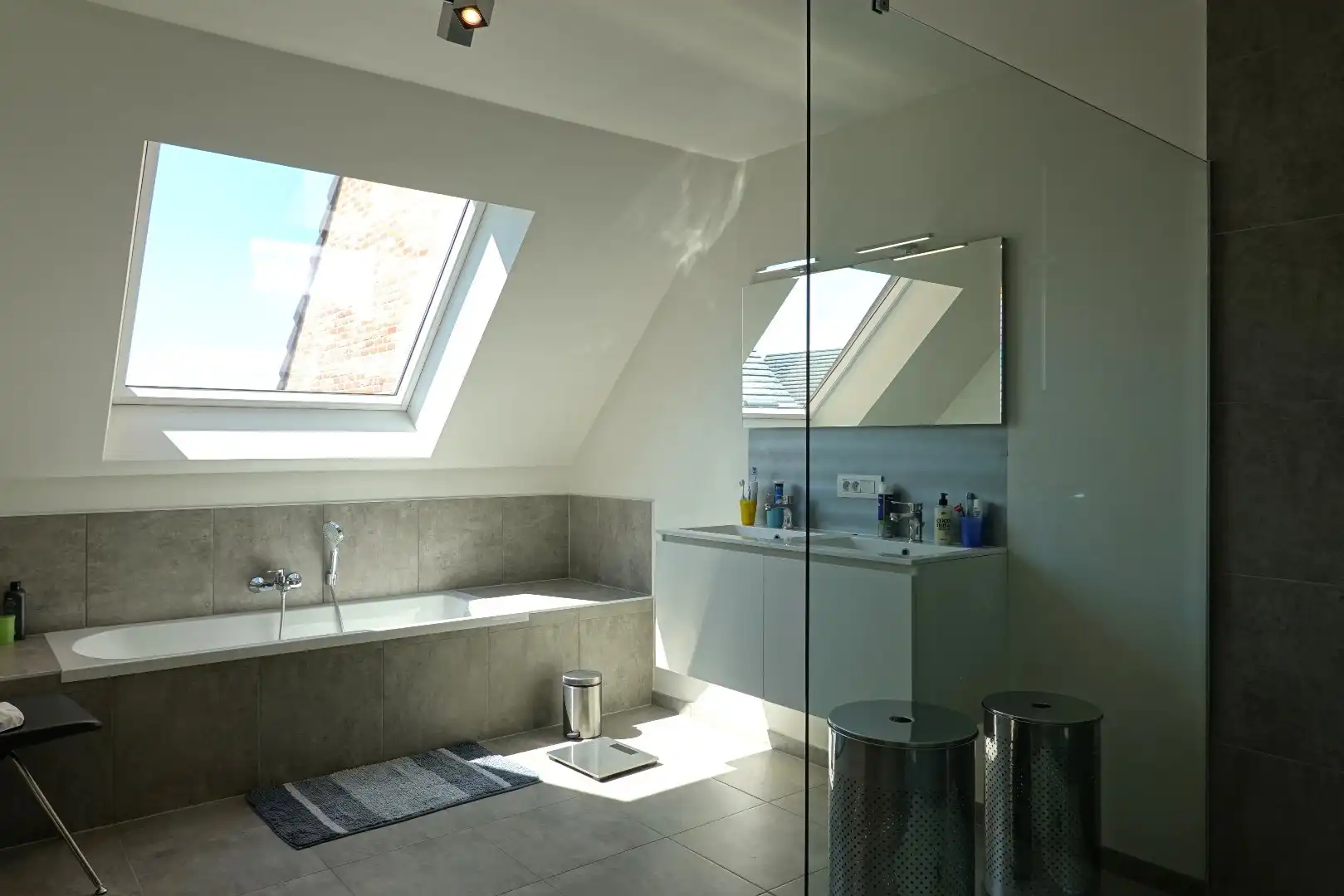 Prachtige halfopen nieuwbouwwoning met inpandige garage en zuidgerichte tuin foto 10