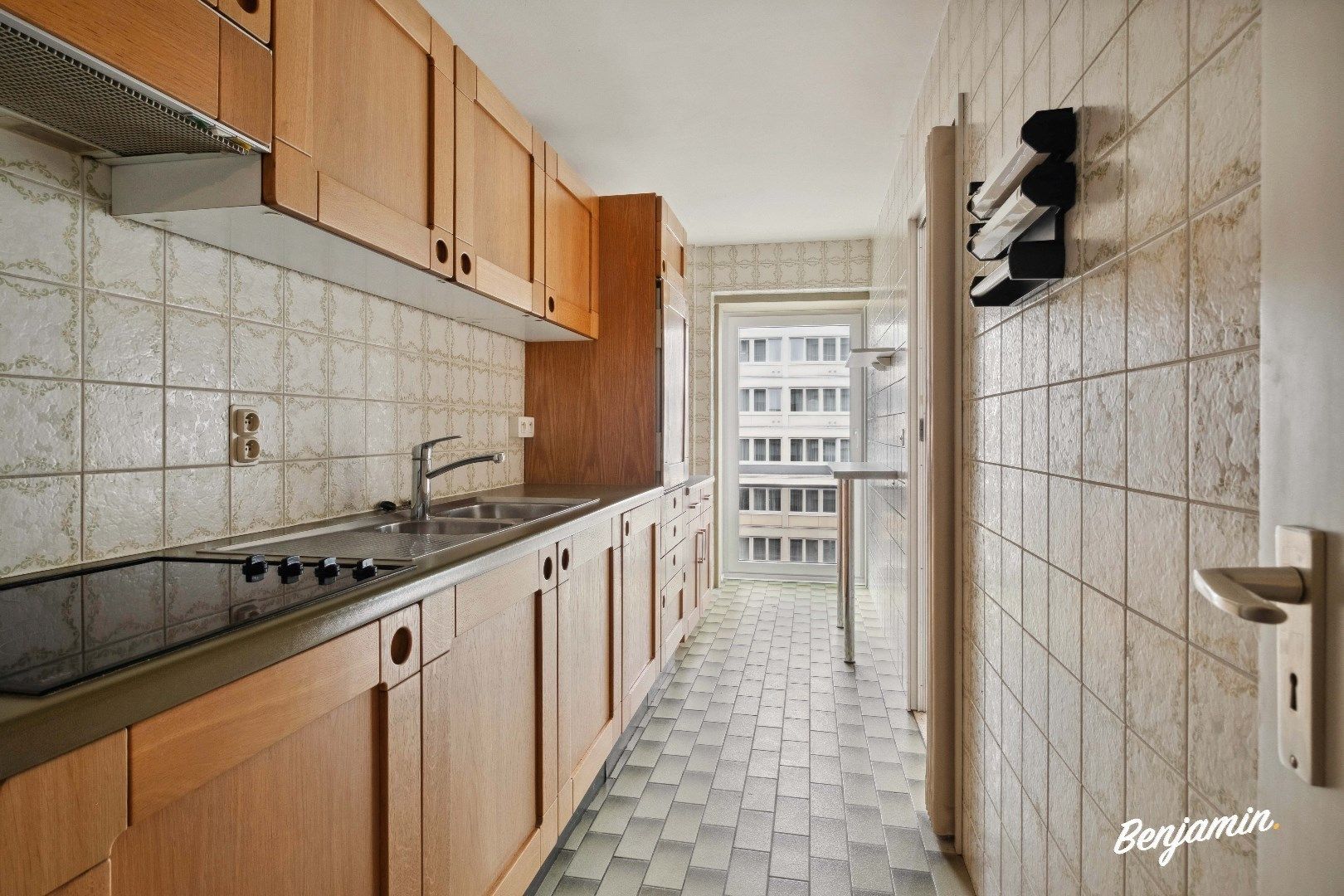 Instapklaar appartement met 2 slaapkamers, balkon en berging op centrale ligging in Oostende foto 5