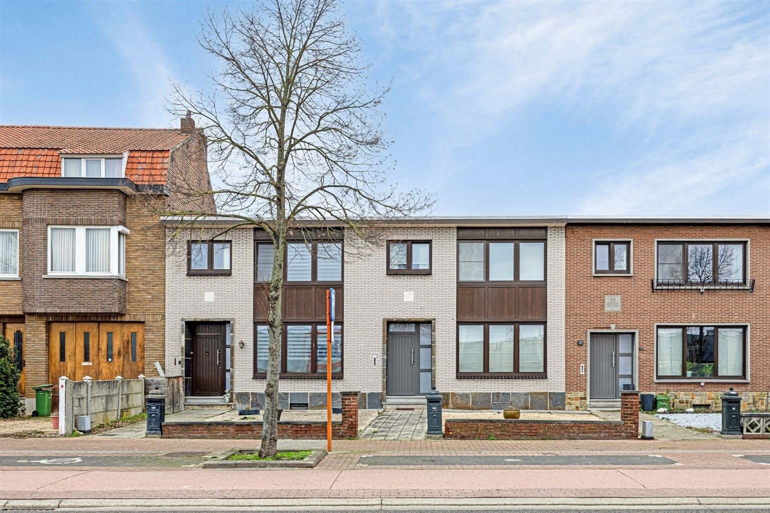 Ruim, gerenoveerd stadspand met 3 slaapkamers, veranda, inpandige garage, kelder en gezellige tuin in het centrum van Maaseik. foto 27