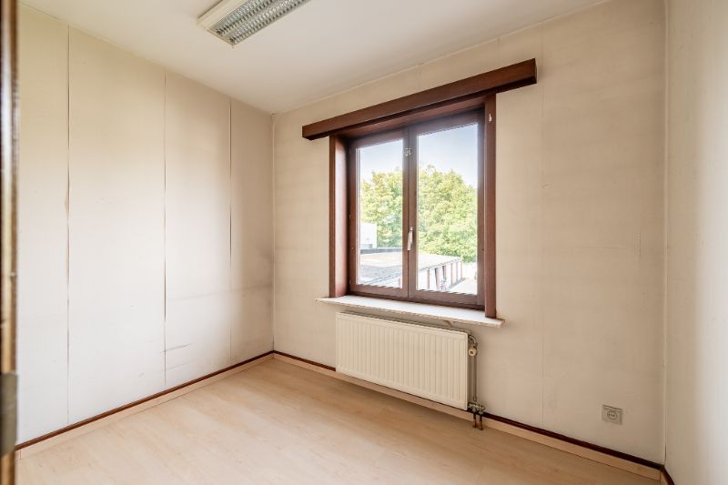 Op te knappen appartement met 3 slpks en afgesloten garage. foto 12