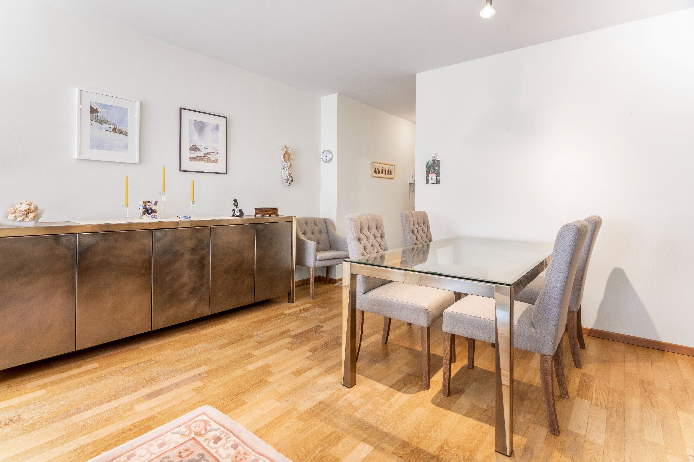 Zeer goed onderhouden zuidgericht appartement, centraal gelegen dichtbij het strand en de winkels. Parking mogelijk. foto 9