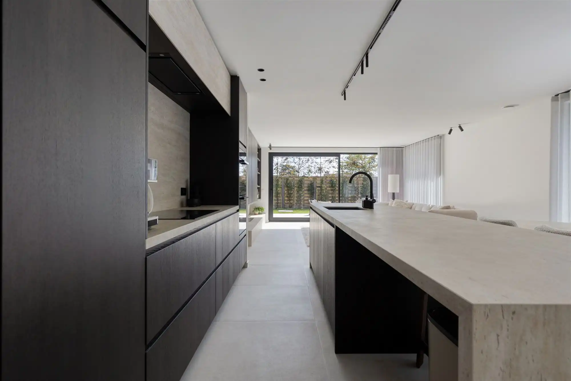 Luxueus gelijkvloers appartement met tuin, garage en oprit foto 8