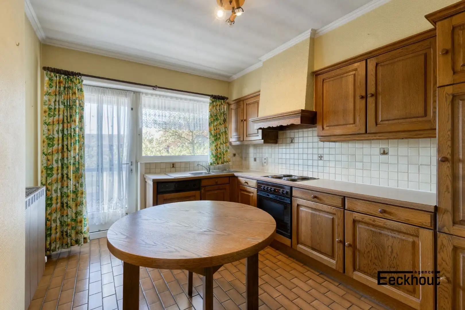 Zeer ruime woning boordevol potentieel met grote garages en mooi open zicht! foto 7