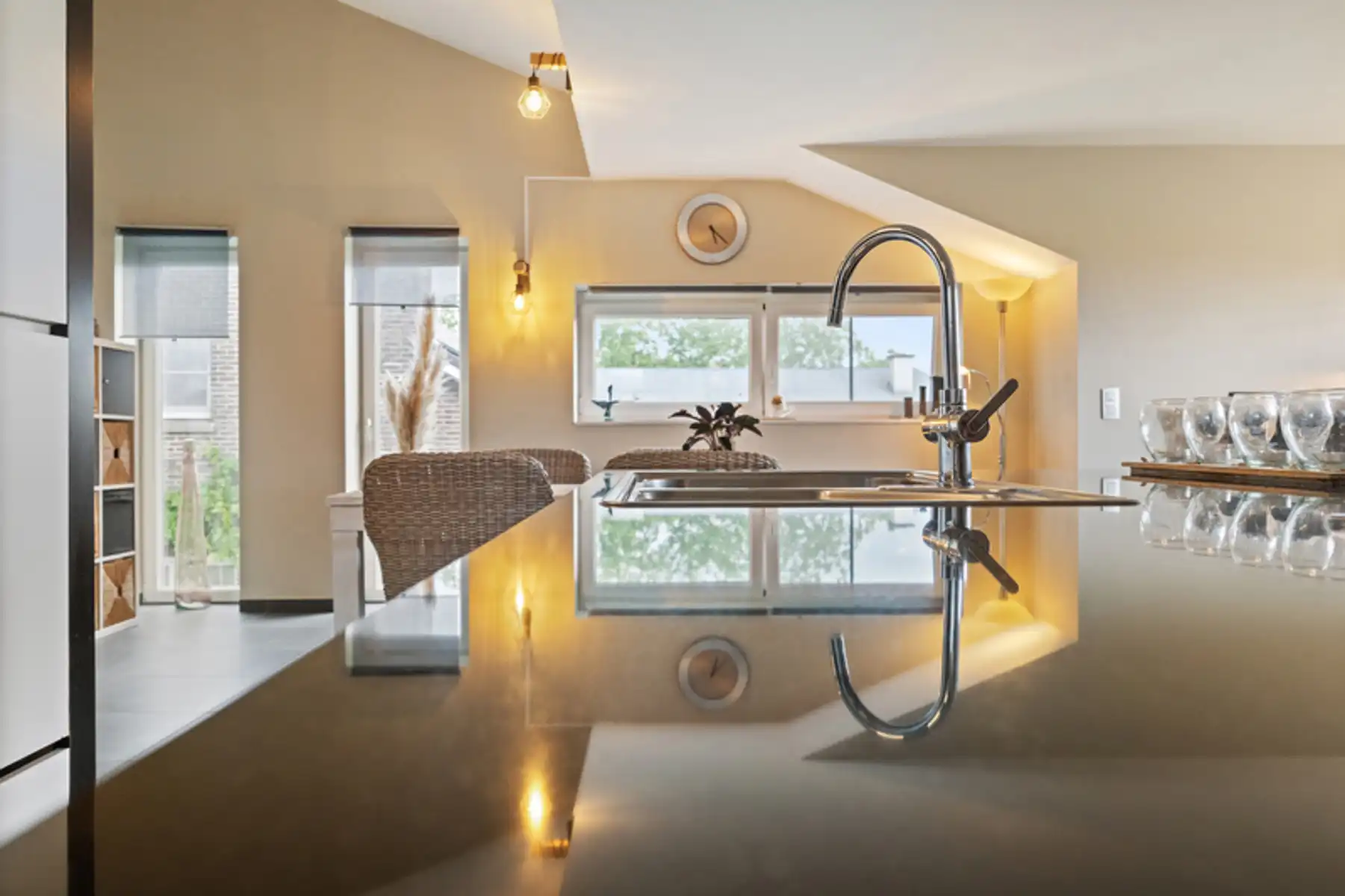 Rustig gelegen energie zuinige villa !!! foto {{pictureIndex}}