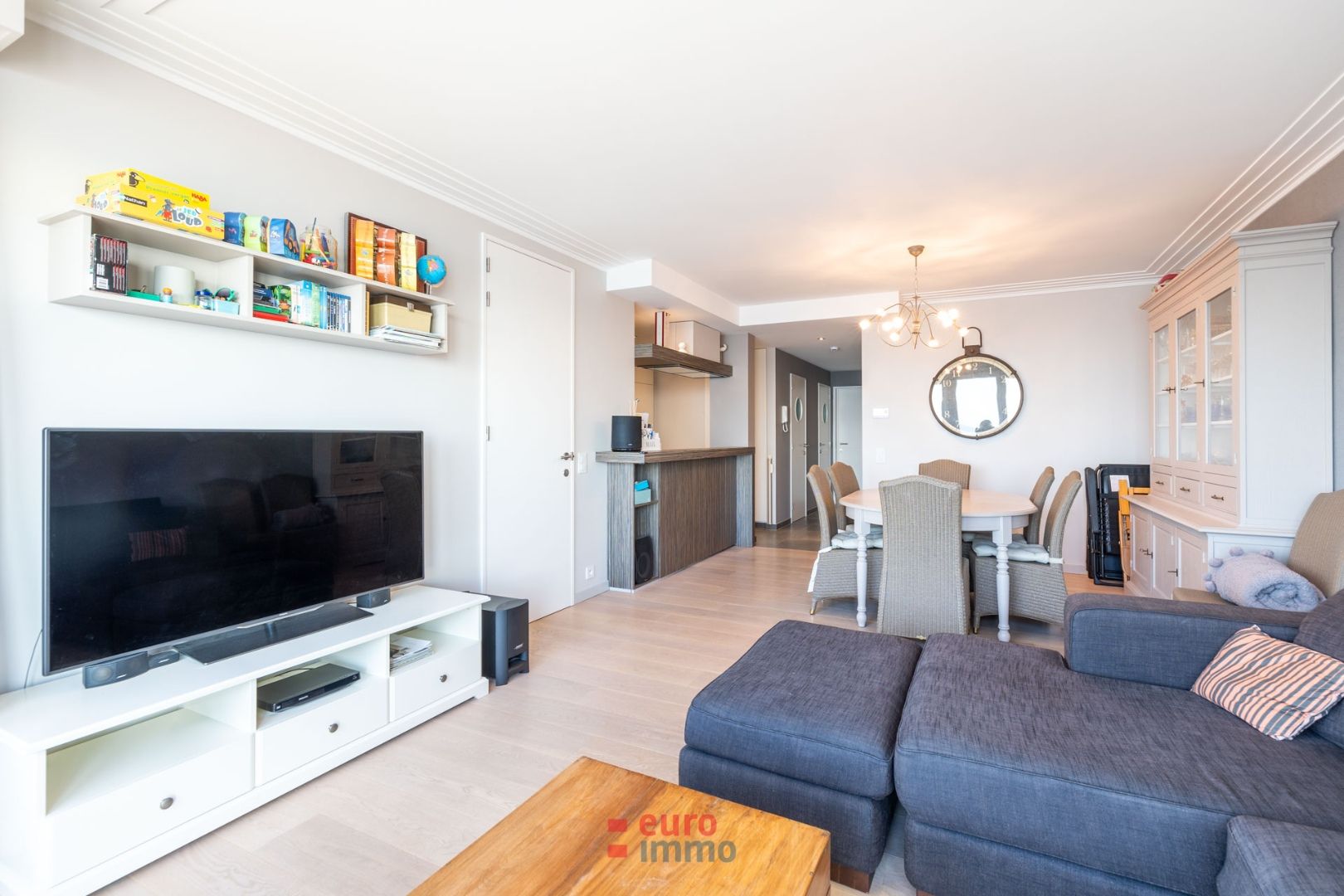 Exclusief, compleet gerenoveerd appartement op de zeedijk te Nieuwpoort! foto 3