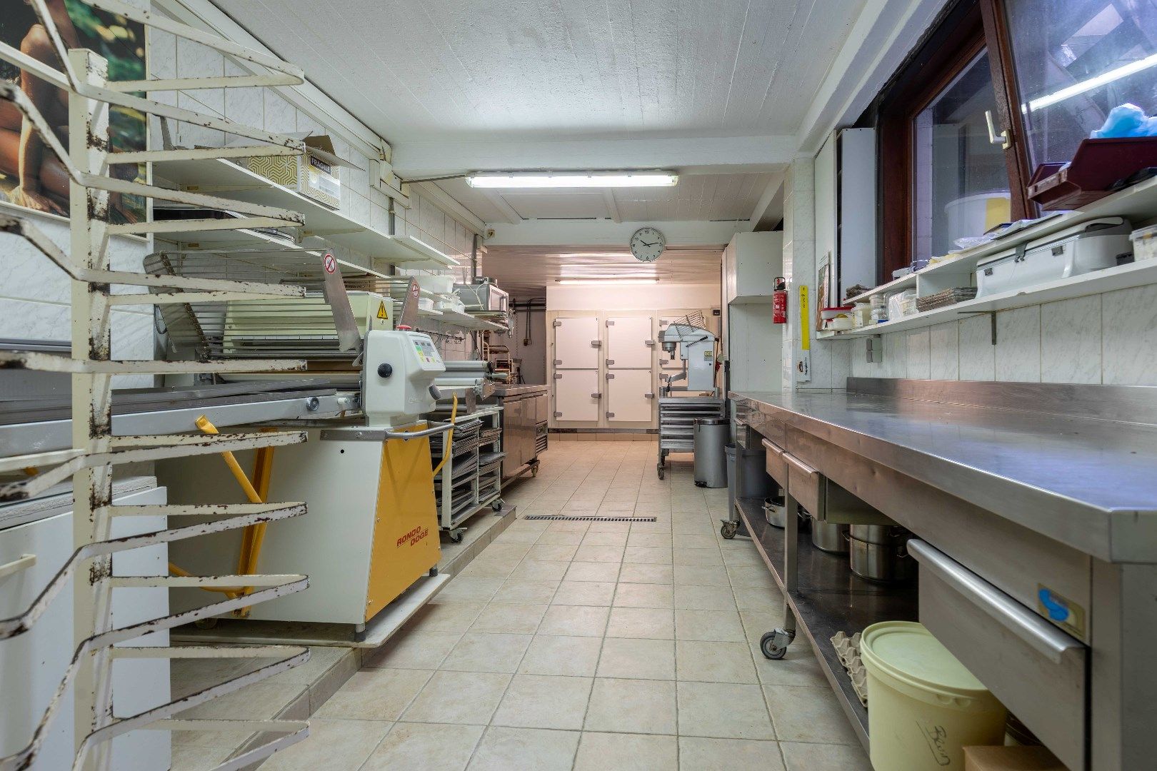 Opbrengsteigendom van handelszaak en 3 panden op commerciële ligging in Zandvoorde. foto 8