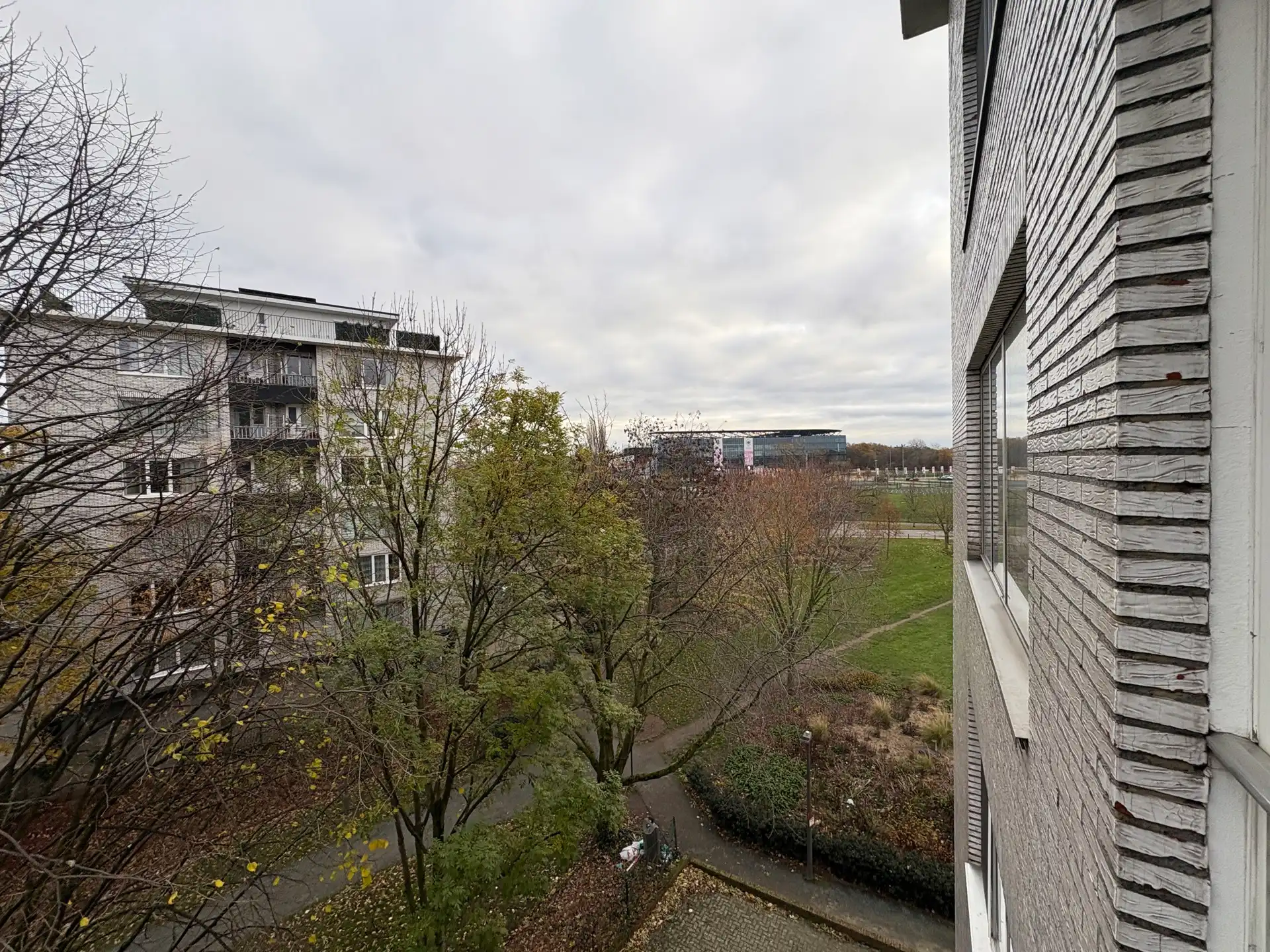 Appartement met 2 slaapkamers, terras en garagebox te huur! foto 4