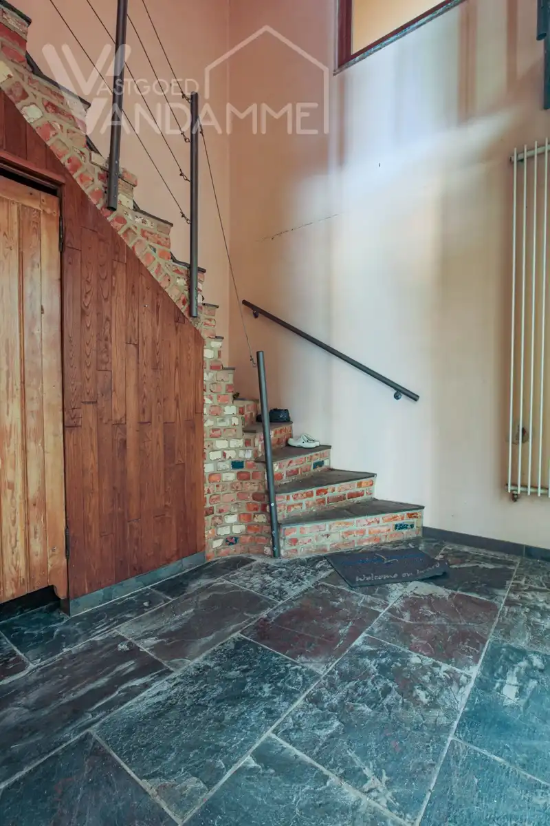 Magazijn/LOFT van +/- 300m² op een totale oppervlakte van 1826m² gelegen in woongebied. Mogelijkheid tot maken van grote loft/ 2 woningen/ ....onder voorbehoud goedkeuring stedenbouw! foto 3