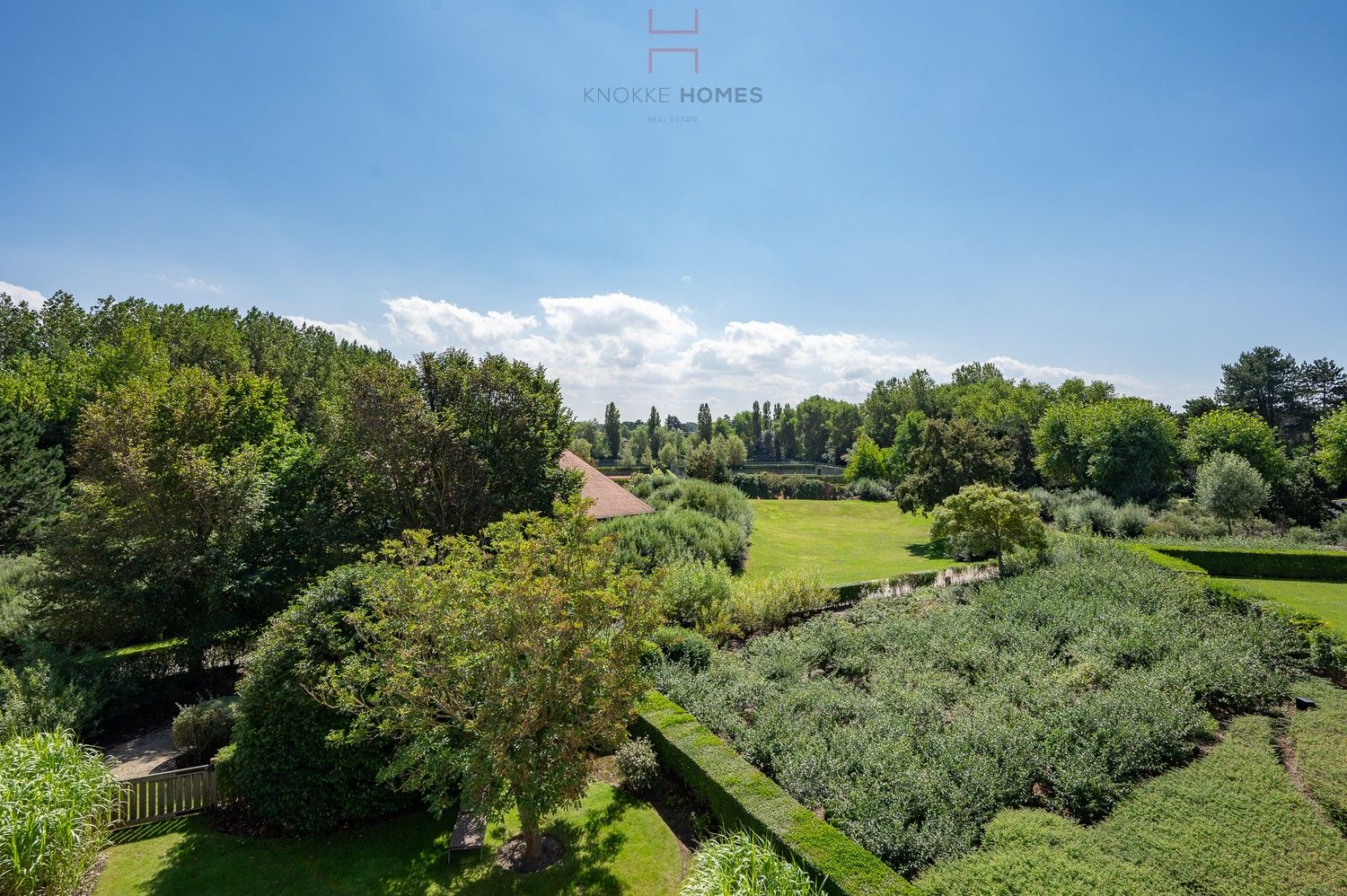 Prachtig hoekappartement met grote terrassen in het prestigieuze domein "Tennis Gardens", Zoute. foto 5