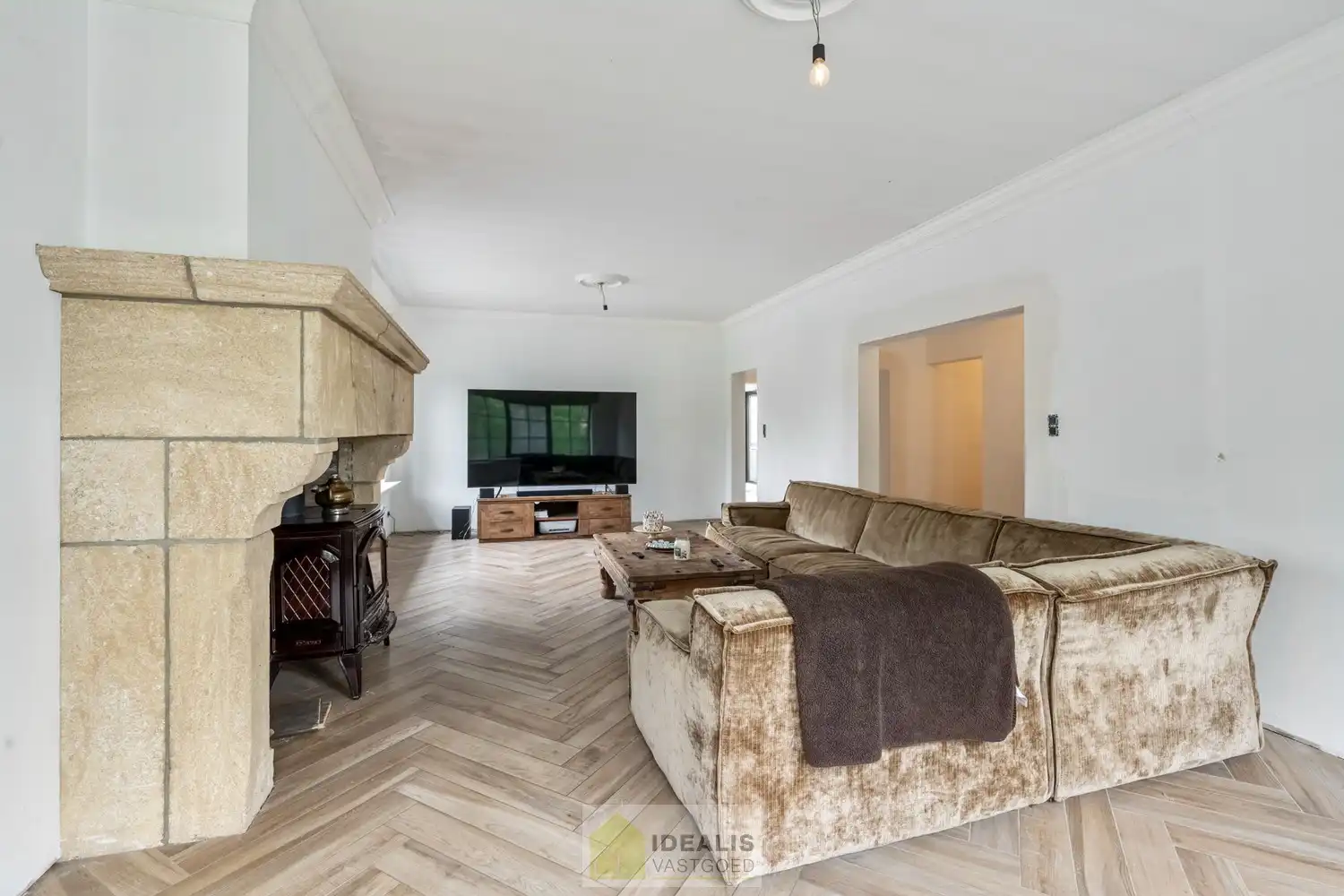 KNAPPE GROTENDEELS GERENOVEERDE EENGEZINSWONING MET EEN HEERLIJK LICHTRIJKE WOONKAMER MET OPEN KEUKEN, AANSLUITEND VERANDA MET ZICHT OP DE ZEER RUIME TUIN (+-2700M²!), 3 SLAAPKAMERS, RUIMTELIJKE BADKAMER VOORZIEN VAN BAD EN INLOOPDOUCHE EN DE WONING IS VOLLEDIG ONDERKELDERD! EEN HEERLIJK RUIME BUNGALOW DIE NOG VOLLEDIG NAAR EIGEN SMAAK AFGEWERKT KAN WORDEN! Een aangename woning met een bewoonbare oppervlakte van +- 205m² op een perceel van +- 26are98ca (2698m²) op een rustige locatie! Tevens is de woning centraal gelegen t.o.v. het centrum van Peer, Meeuwen (Oudsbergen) en Houthalen-Helchteren en kan men vlot gebruik maken van de Noord-Zuidverbinding (A24). foto 8