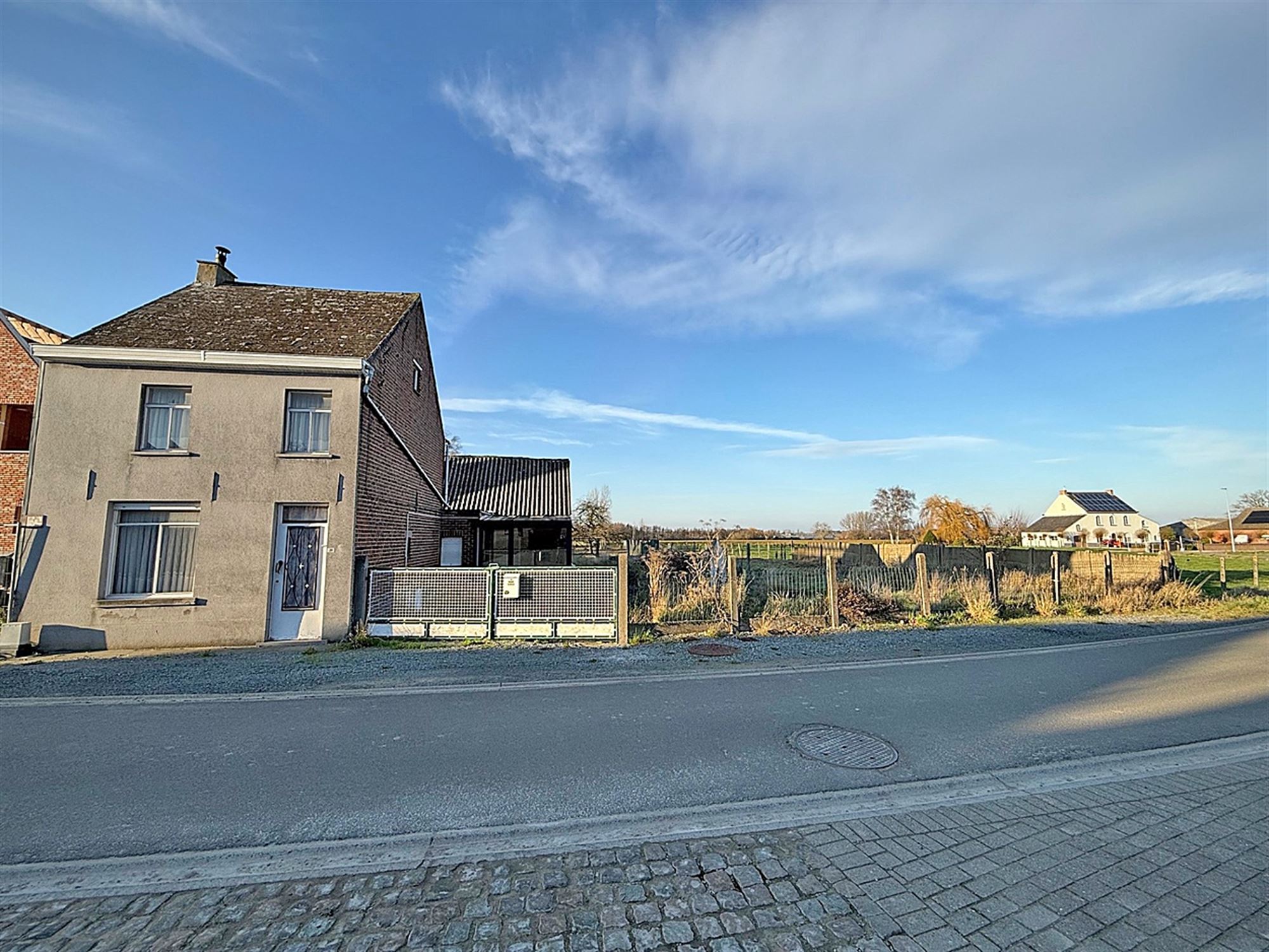 Hoofdfoto van de publicatie: Te slopen WONING op uniek ruim PERCEEL (BOUW)GROND van ca. 3.310 m²
