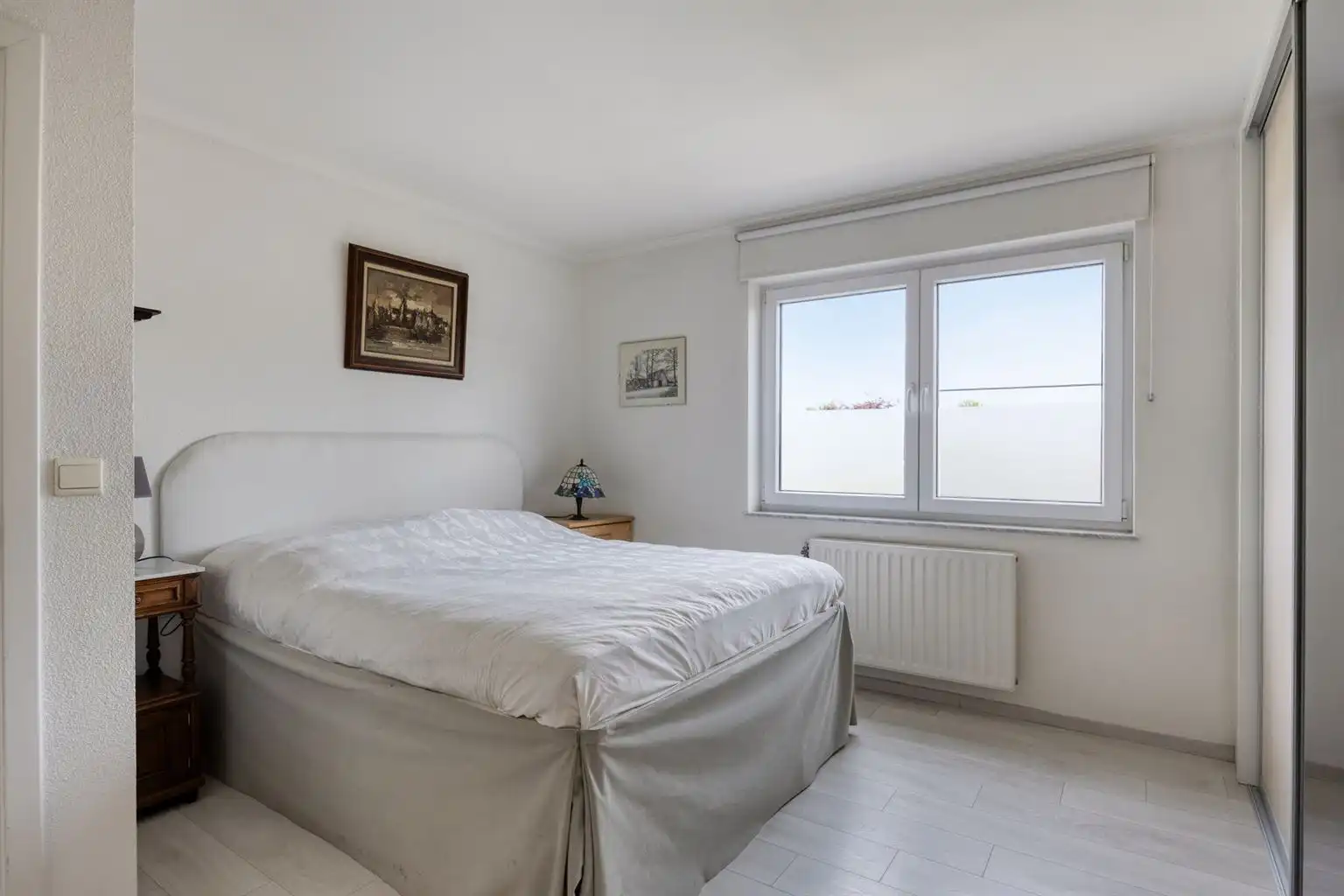 Ruim, gerenoveerd 2-slaapkamer appartement met terras, garagebox en aparte berging, gelegen vlak bij het centrum van Maaseik. foto 12