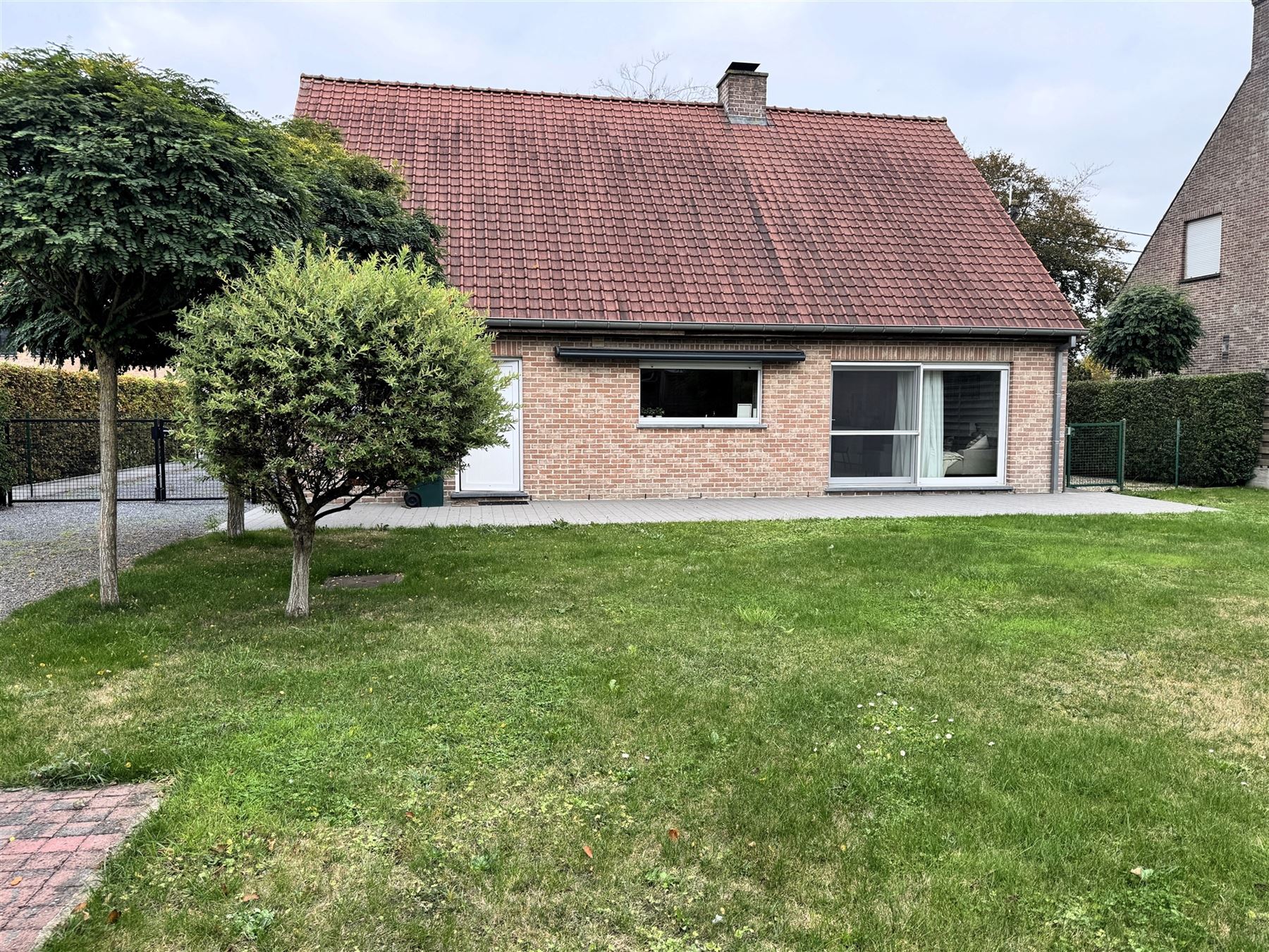 Instapklare gezinswoning met twee garages en grote tuin in Vichte foto 16