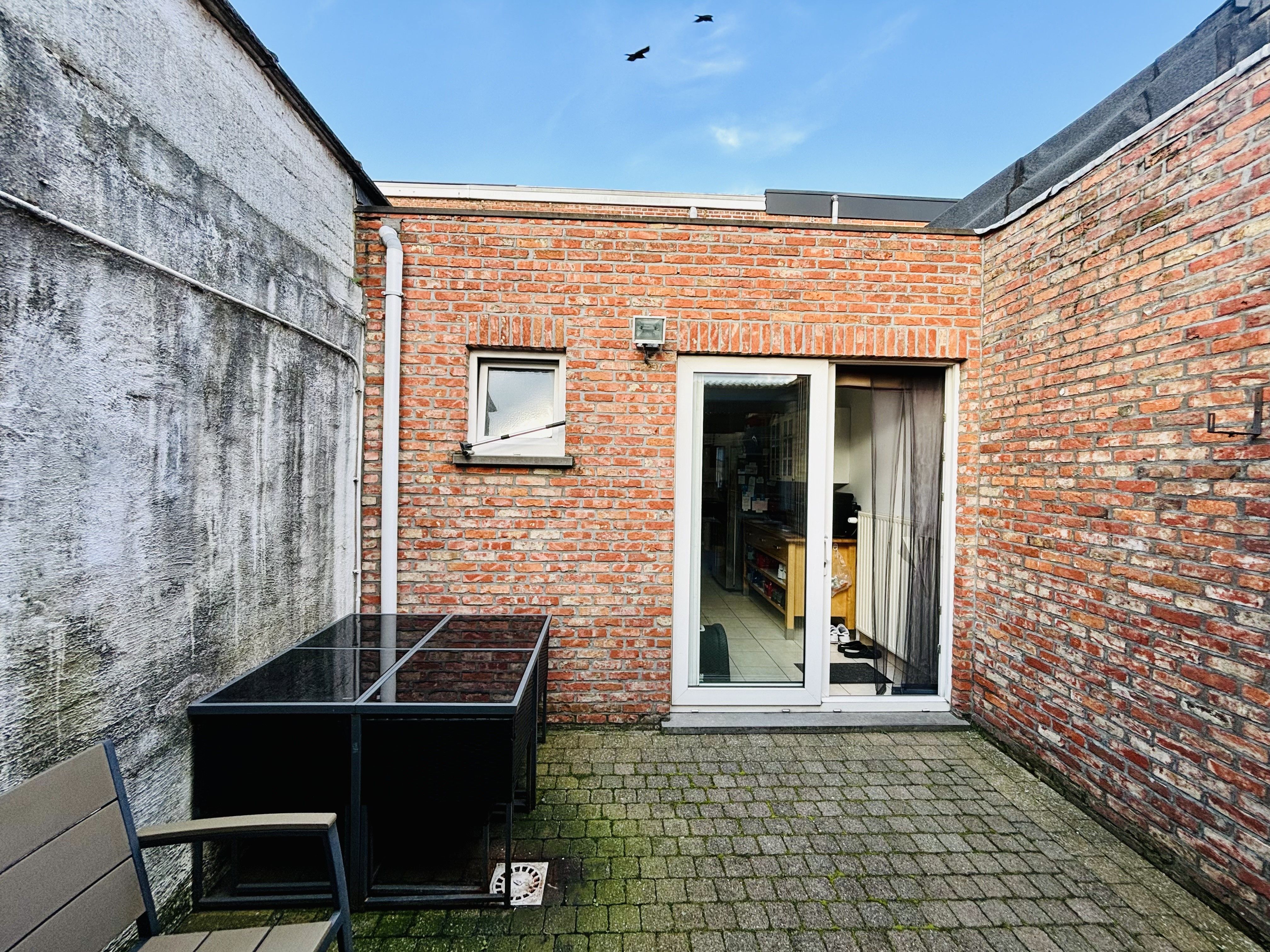 Instapklare starterswoning met 2 slaapkamers, terras en garage foto 13