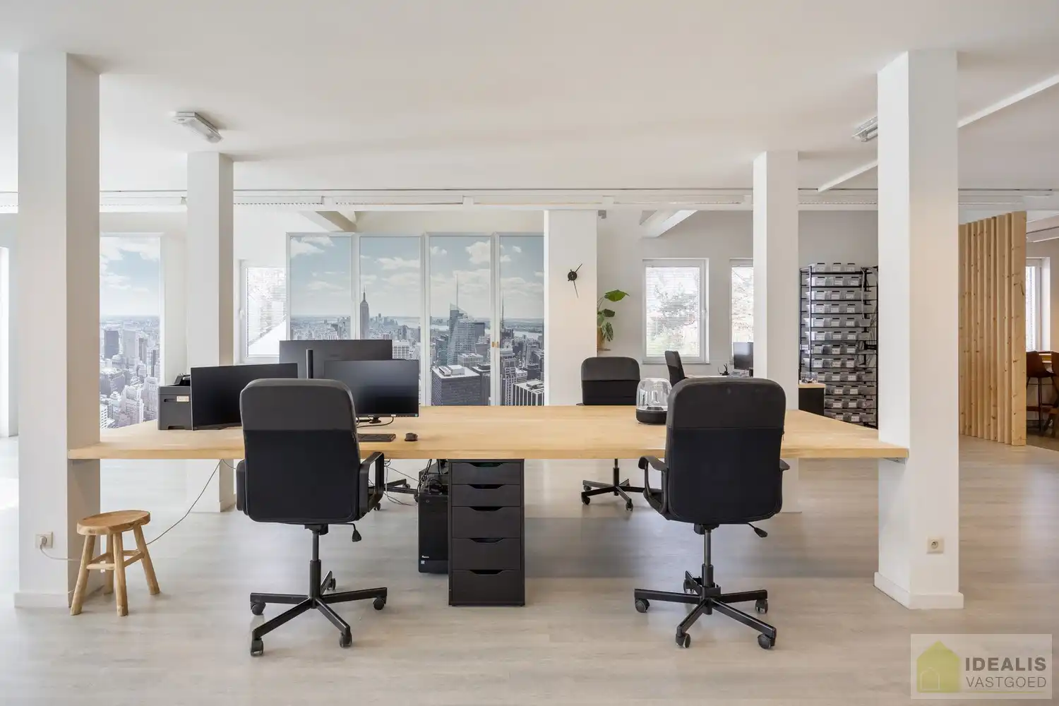 STATIG, STRAK EN UITERST RUIM COMPLEX MET HOOGSTAANDE AFWERKING EN OOG VOOR DETAIL. MOMENTEEL VOORZIEN VAN 3 SLAAPKAMERS, RIANTE LEEFRUIMTES ÉN UNIEKE LANDSCAPE KANTOORRUIMTES OP RESIDENTIËLE DOCH GUNSTIGE LOCATIE!! Dit exclusieve complex omvat maar liefst +-400m² netto bewoonbare oppervlakte! Kenmerkend aan dit statige pand is de unieke voorgevel die bezet is met keramische kunst van Pieter Stockmans. Gelegen op een residentiële locatie in een rustige woonstraat doch op enkele minuten van het centrum van Genk! foto 38