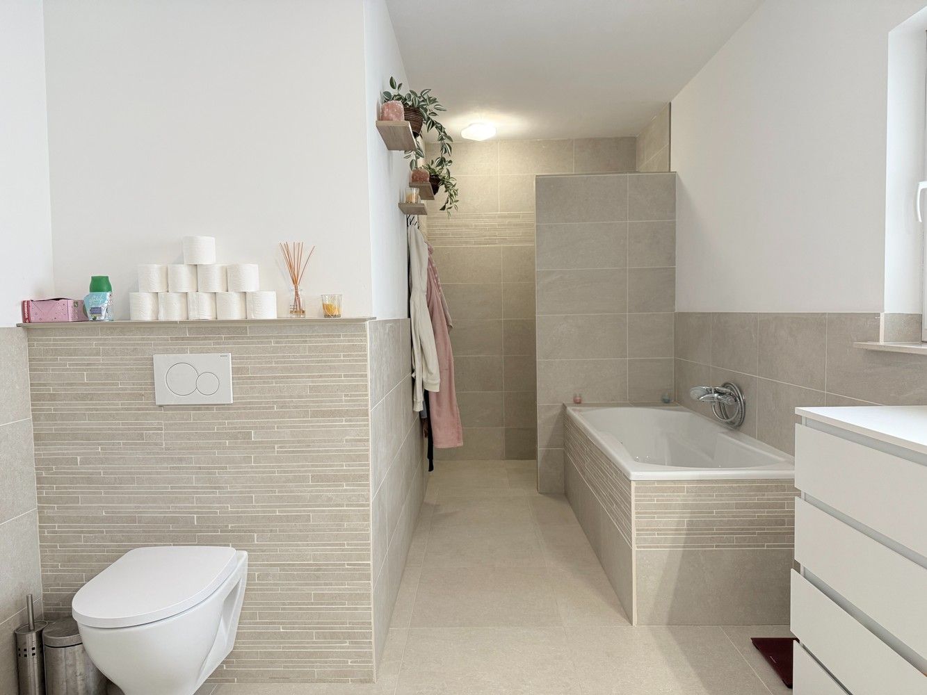 Instapklare woning met 3 slaapkamers en een gezellige tuin op toplocatie in Hoeselt te huur! foto 9