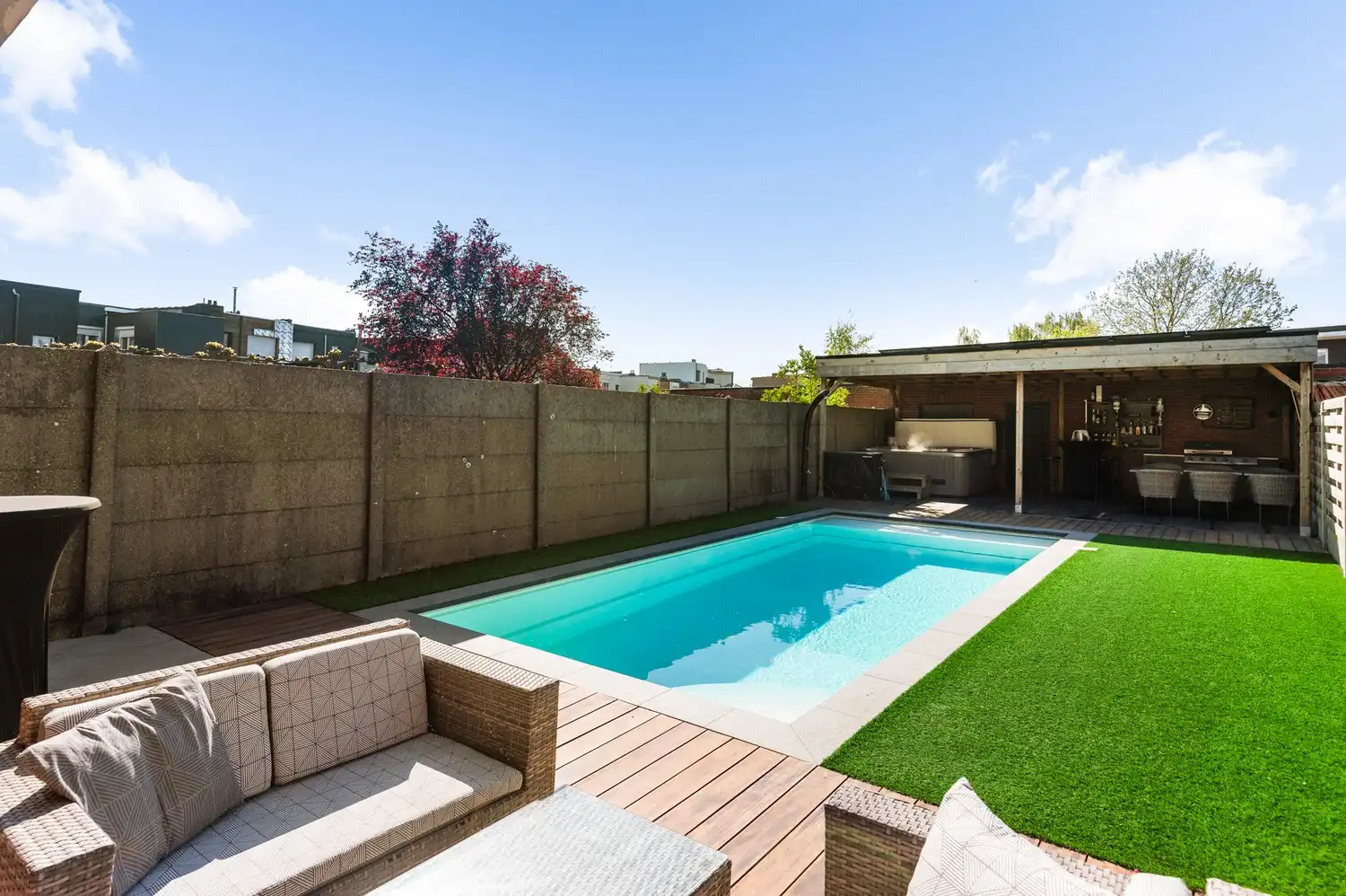 Tof gelijkvloers appartement met 2 slaapkamers, tuin en zwembad foto 3