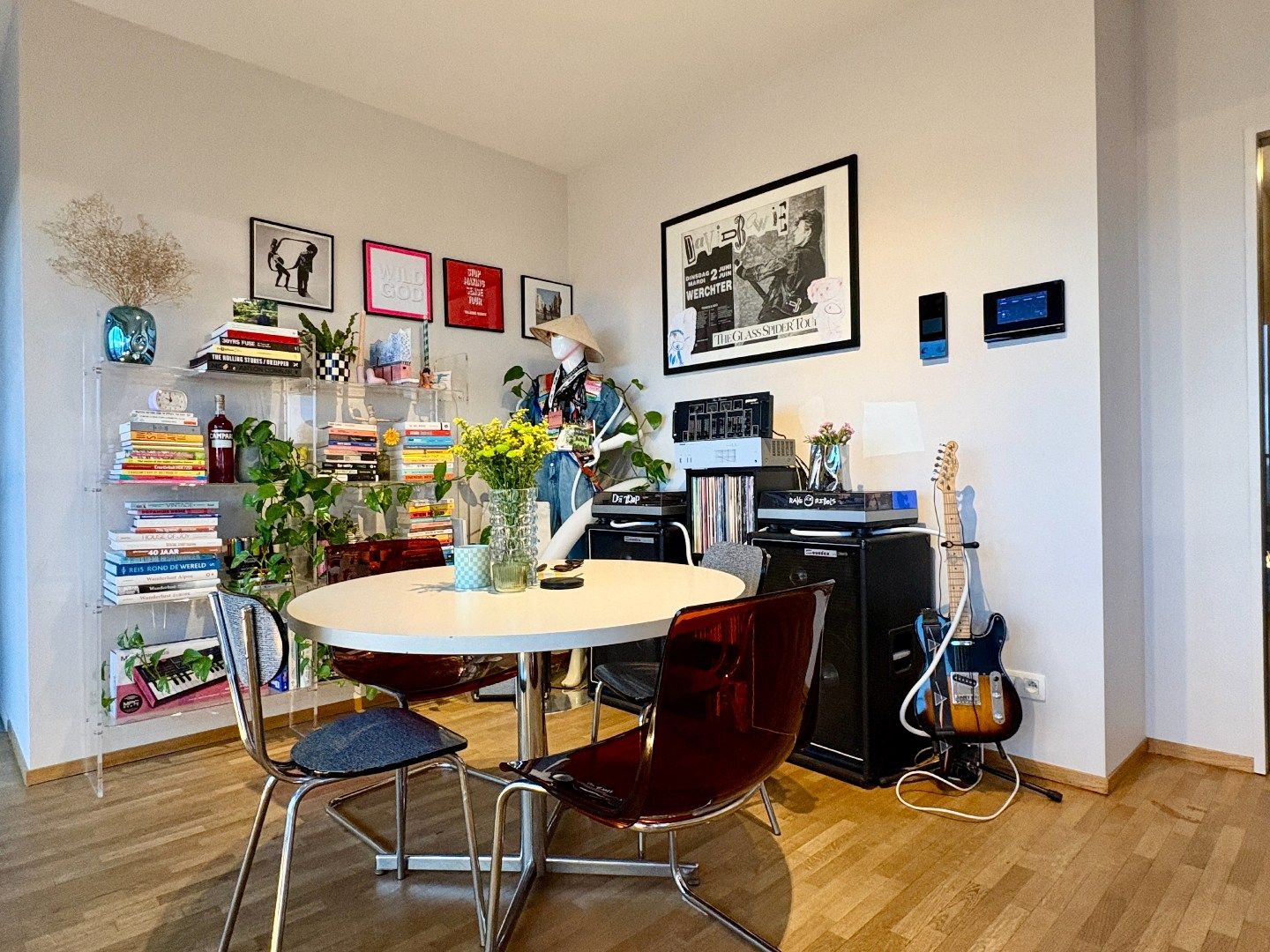 Uitzonderlijk twee slaapkamer appartement met zicht over Kortrijk. foto 5