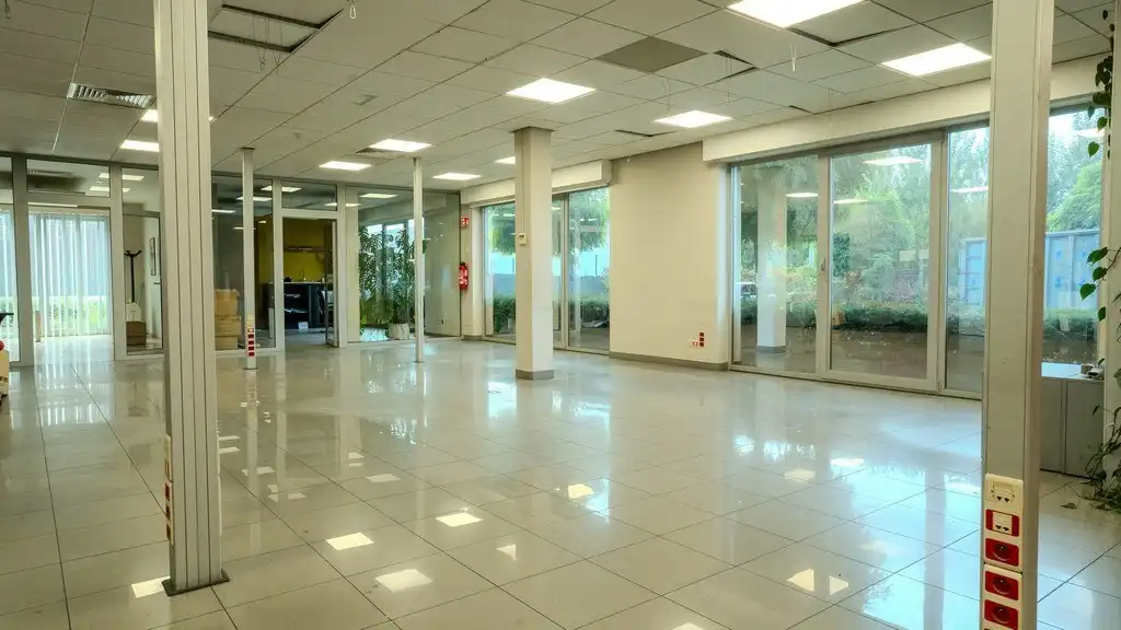 Magazijn met kantoren te huur langs E34 in Beveren foto 12